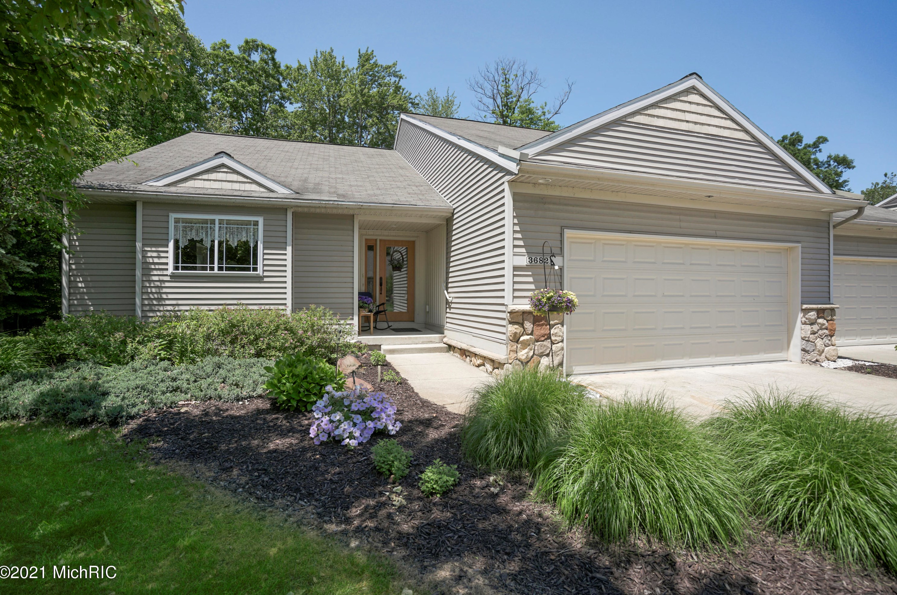 3682 Creekside Dr, Dorr, MI 49323-9094