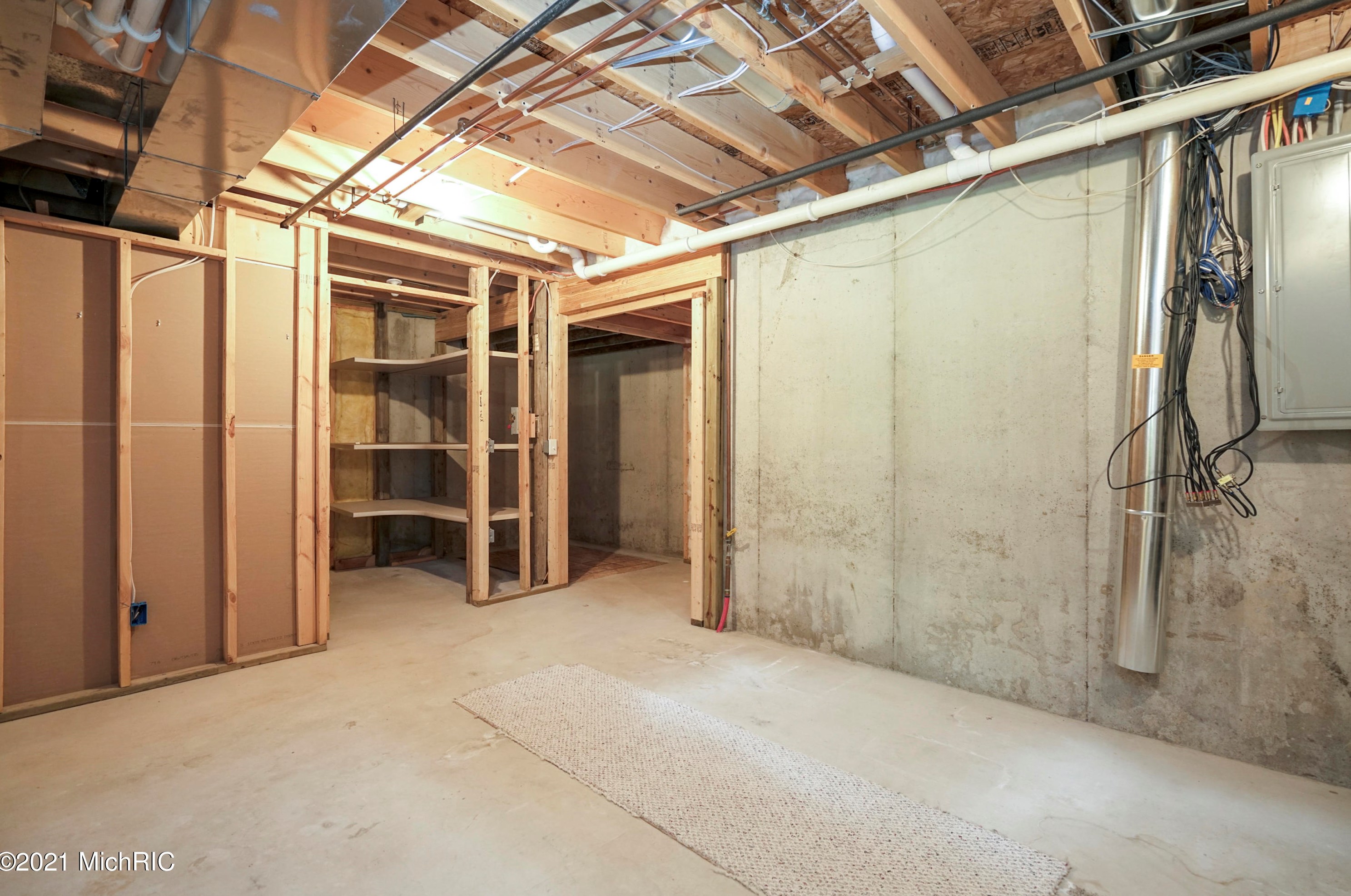 3682 Creekside Dr, Dorr MI 49323-9094 exterior