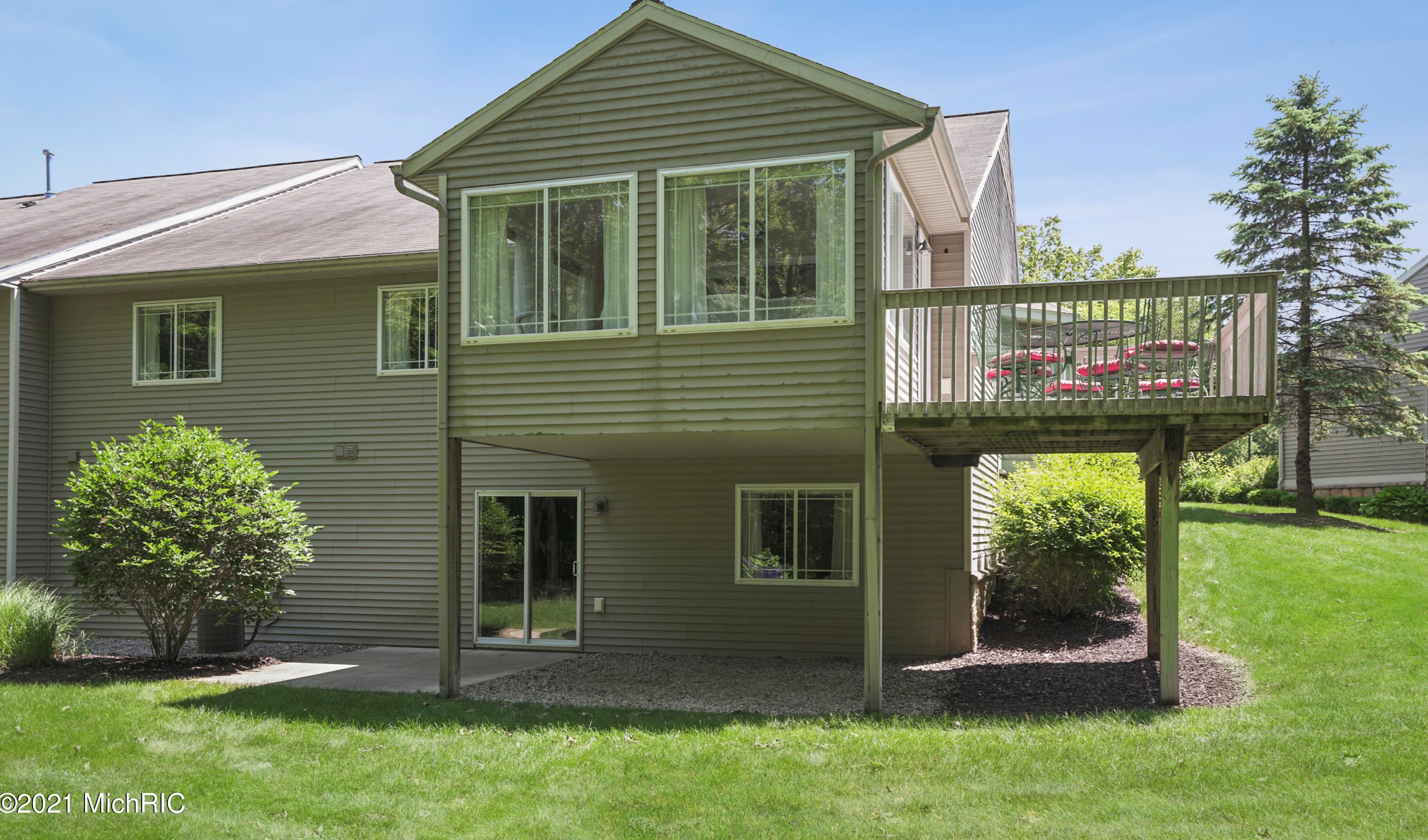 3682 Creekside Dr, Dorr MI 49323-9094 exterior