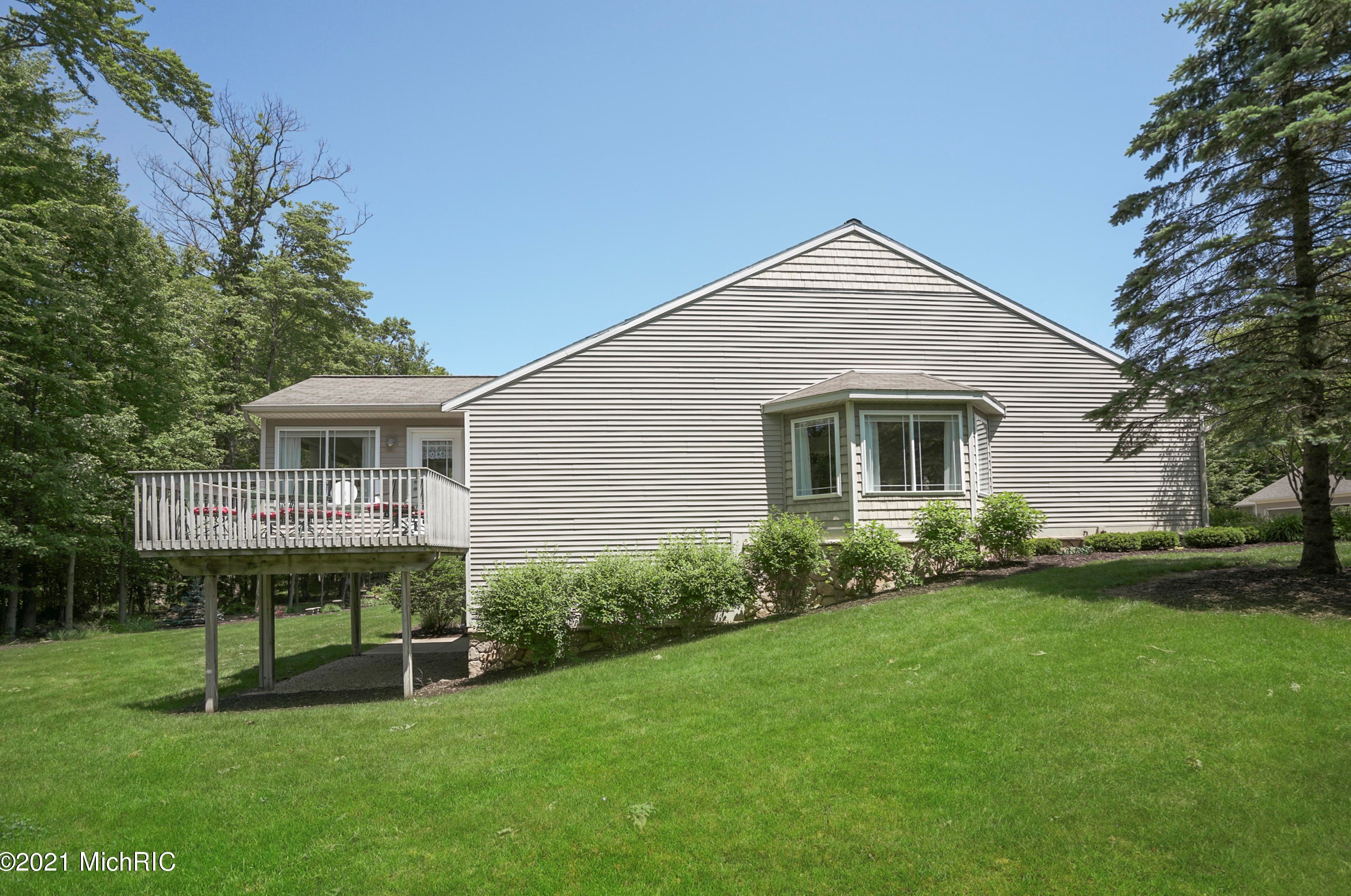 3682 Creekside Dr, Dorr MI 49323-9094 exterior