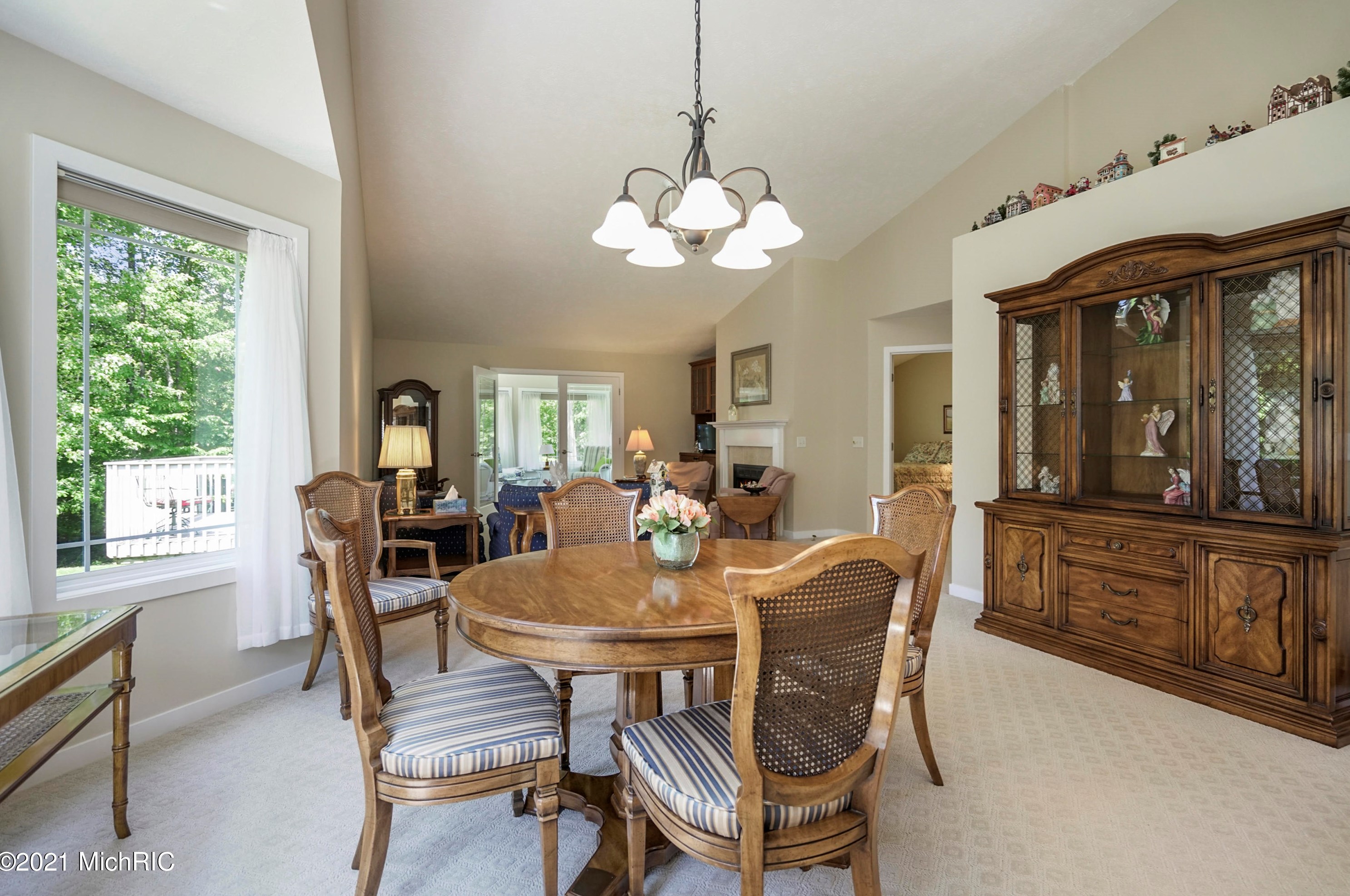 3682 Creekside Dr, Dorr MI 49323-9094 exterior