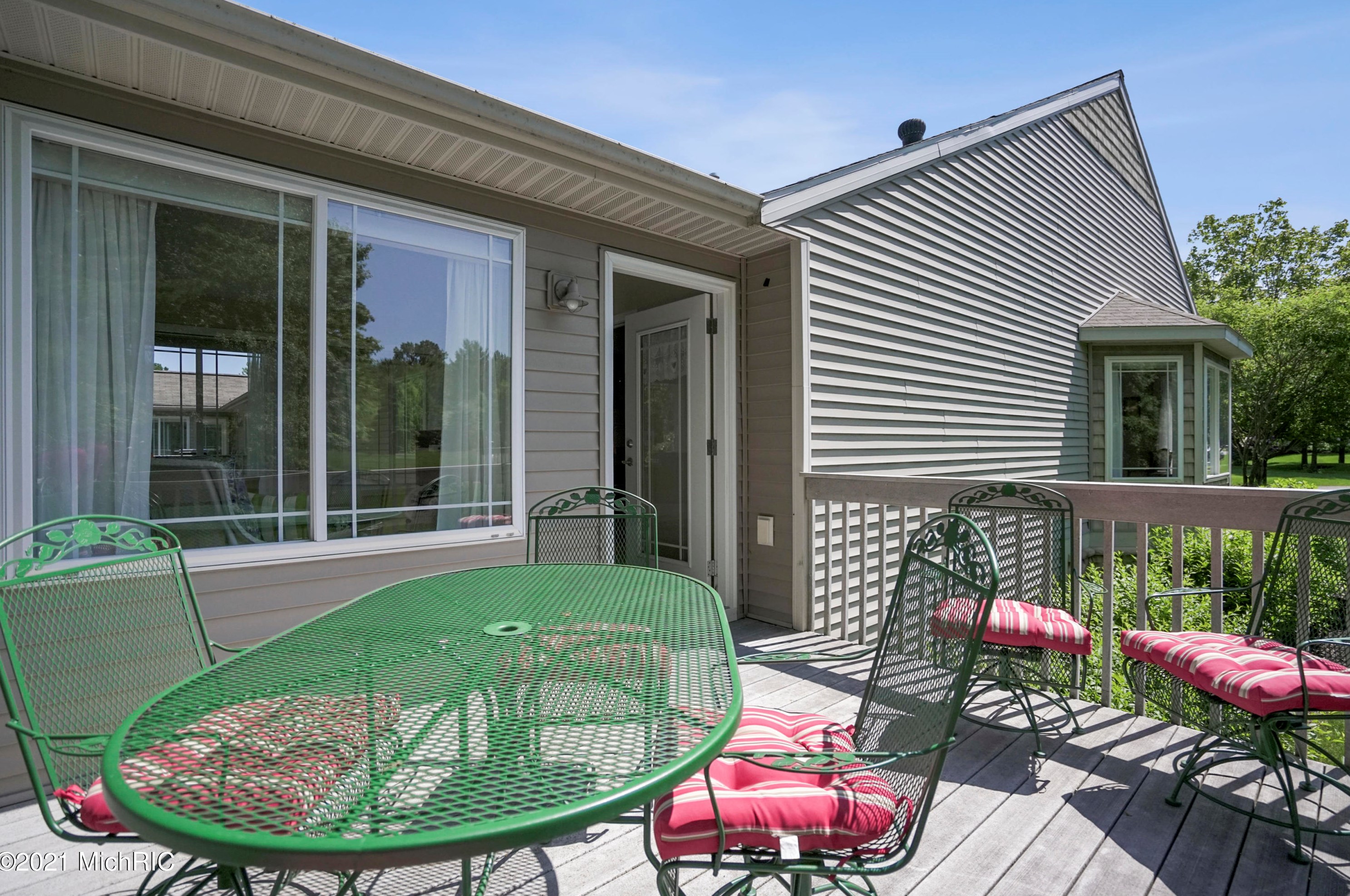 3682 Creekside Dr, Dorr MI 49323-9094 exterior