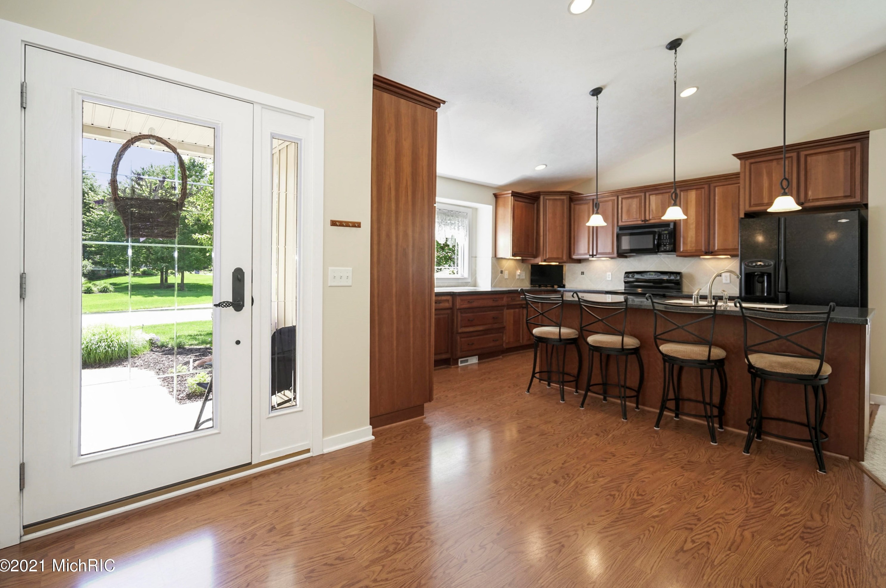 3682 Creekside Dr, Dorr MI 49323-9094 exterior