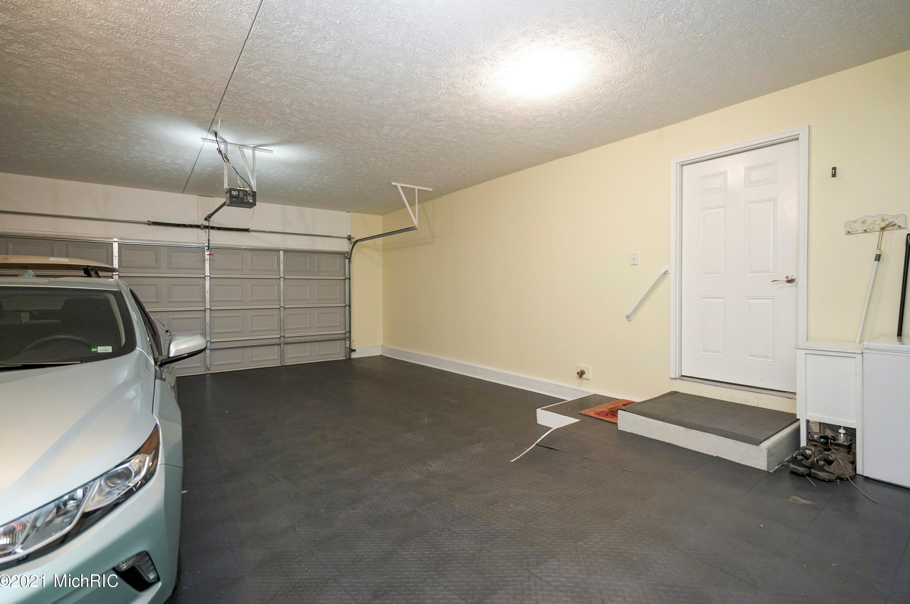 3682 Creekside Dr, Dorr MI 49323-9094 exterior