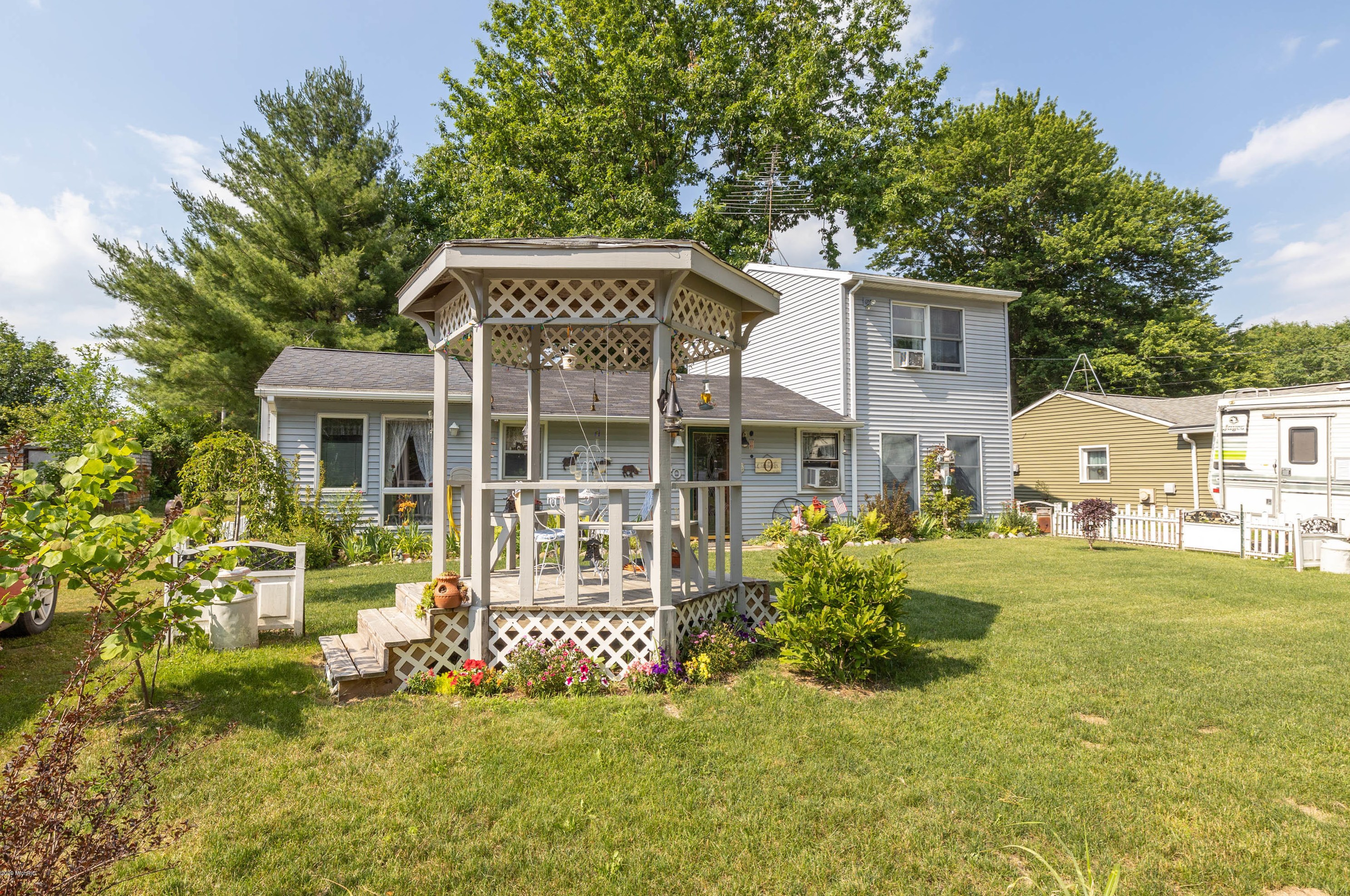 250 Ivason Dr, Stanton, MI 48888-9216