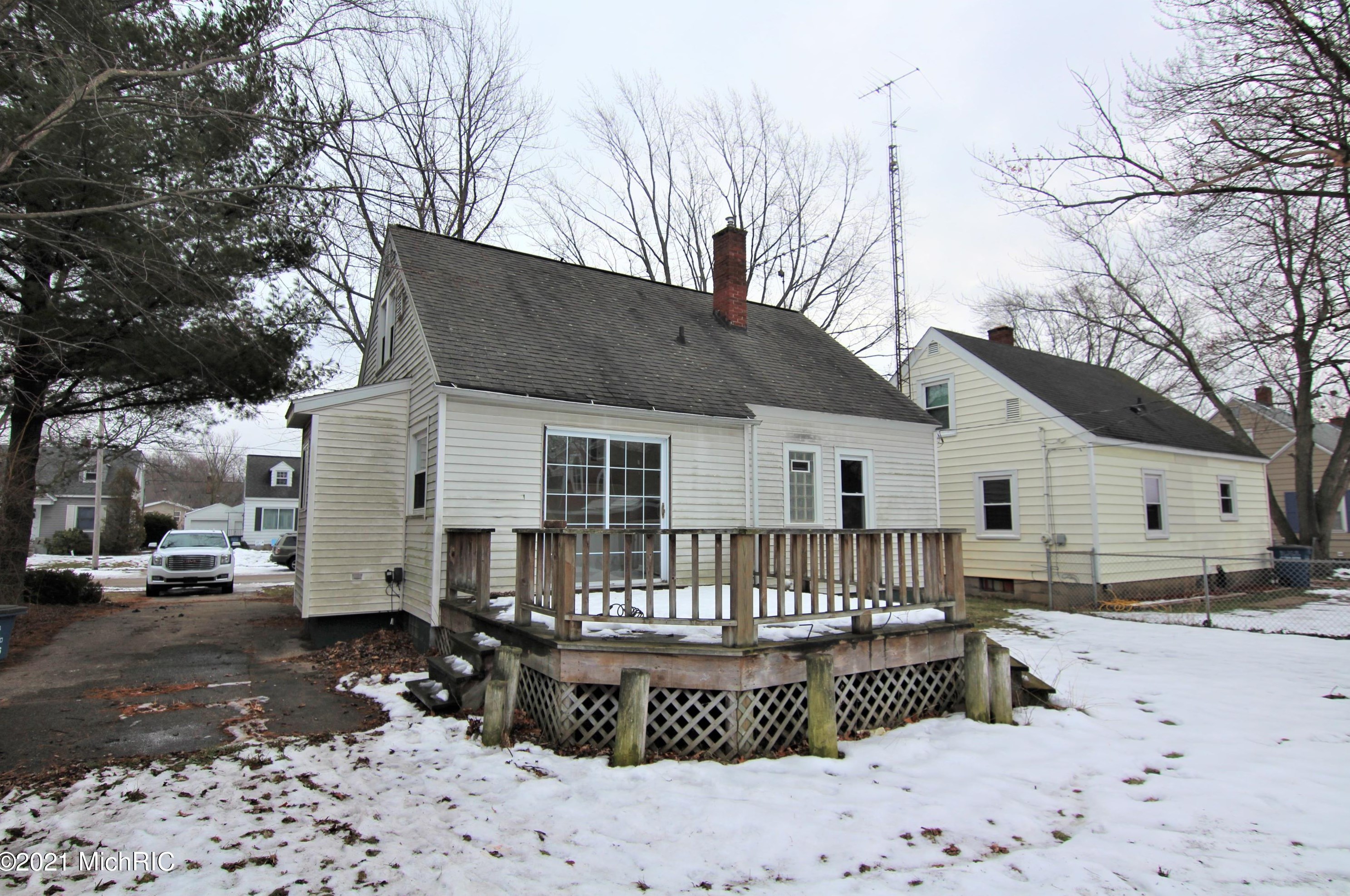 3019 Westland Rd, Meskegon, MI 49441-3849