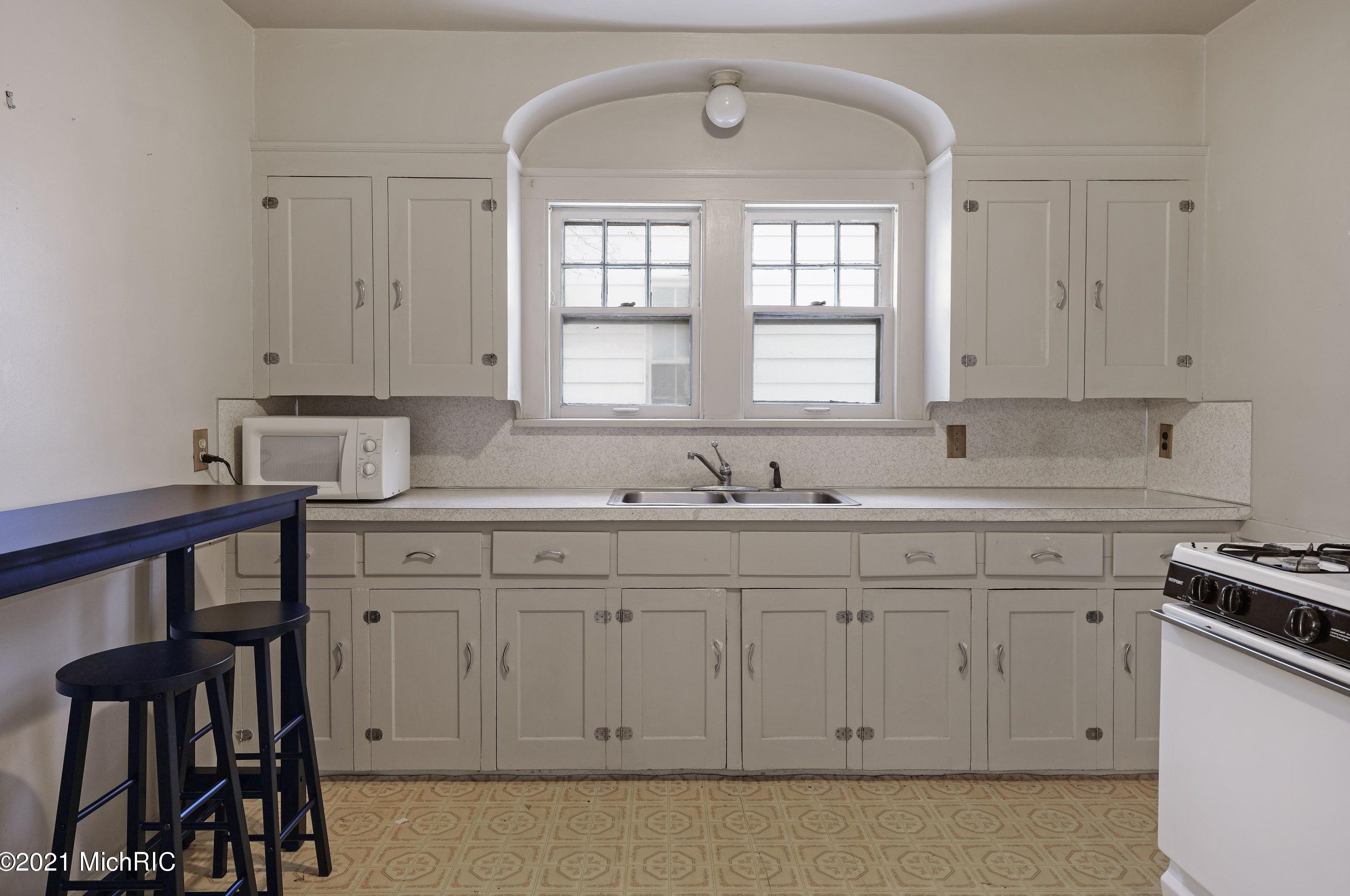 2118 Kalamazoo Ave, Grand Rapids MI 49507-3757 exterior