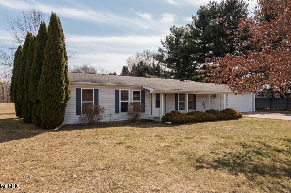 81877 47th St, Decatur, MI 49045