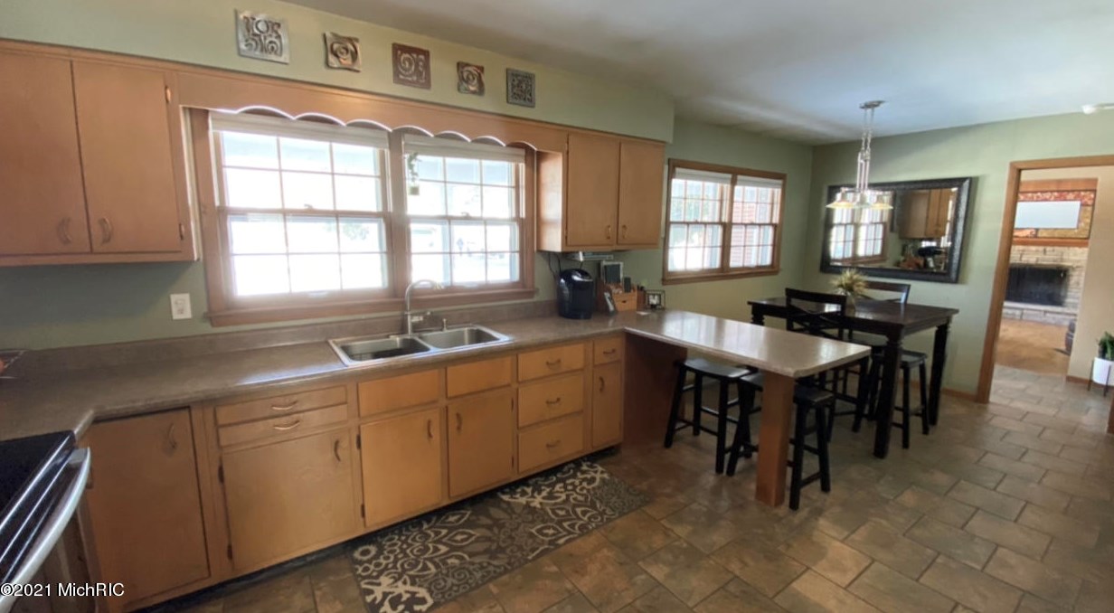 2014 Orchard Dr, Stevensville MI  49127-9569 exterior