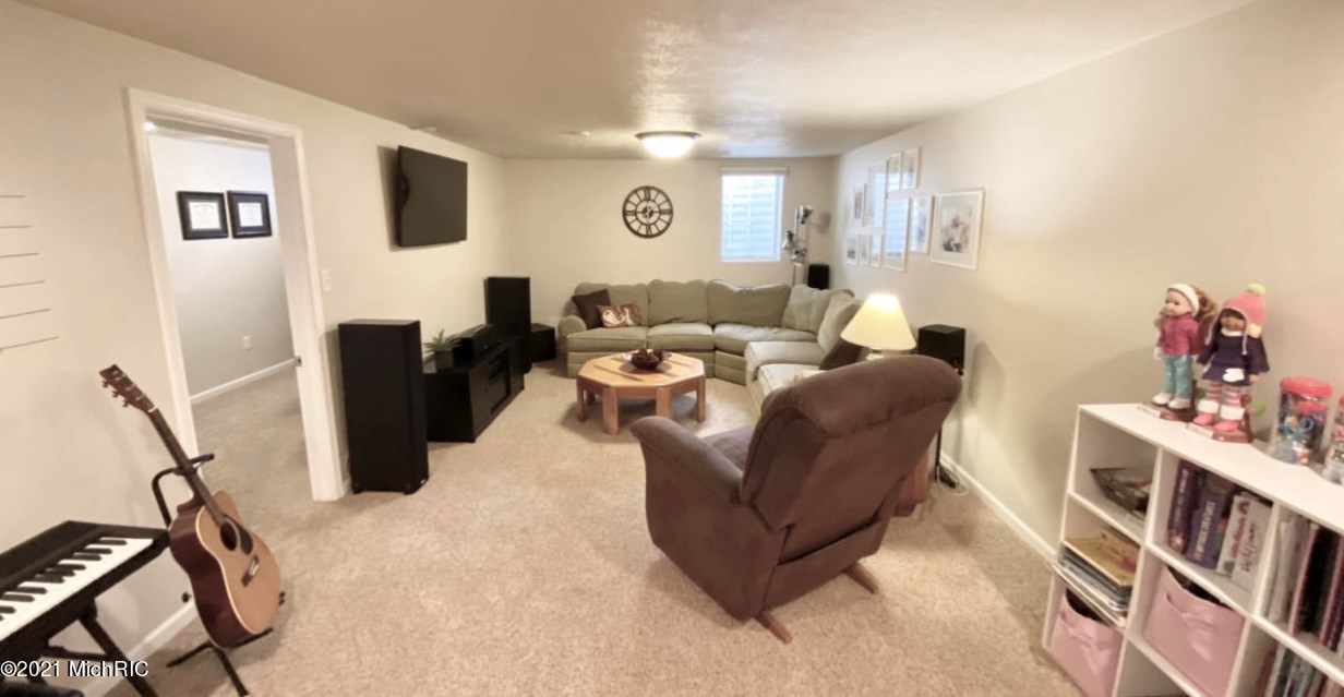 2014 Orchard Dr, Stevensville MI  49127-9569 exterior