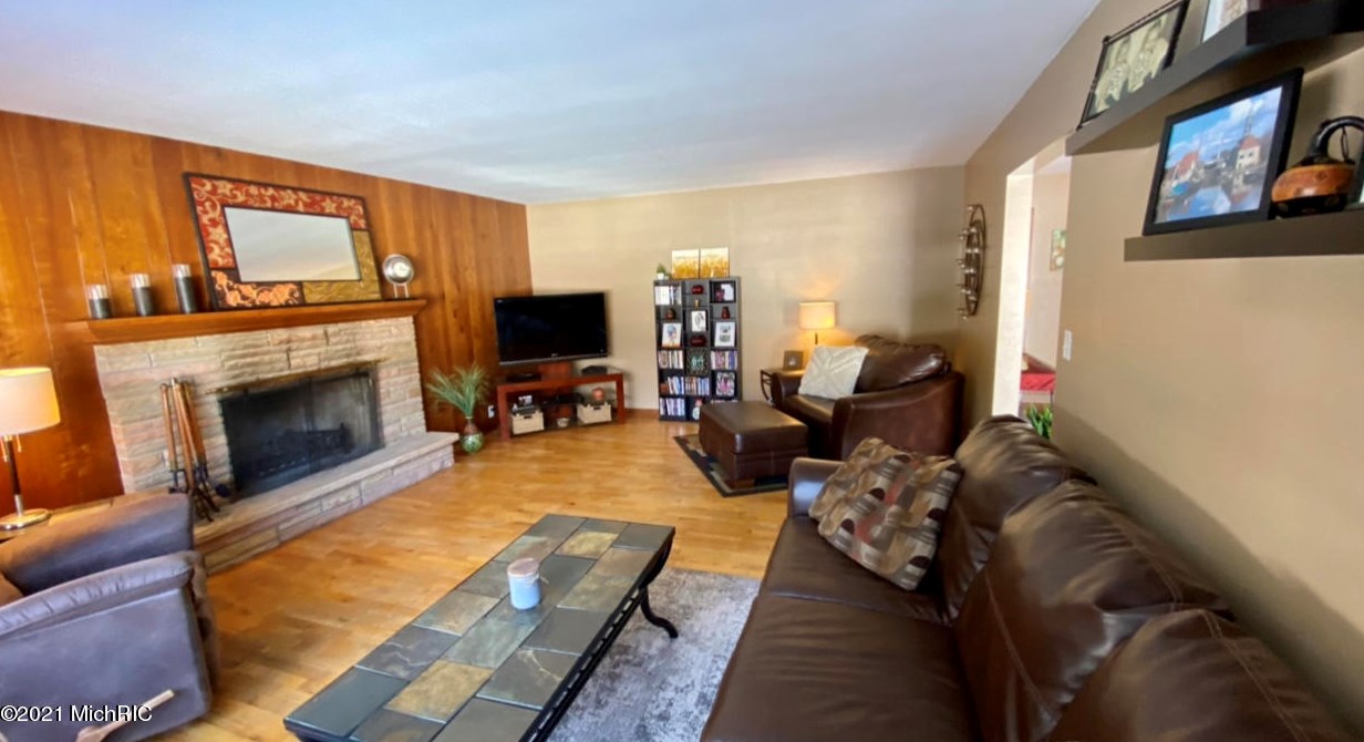 2014 Orchard Dr, Stevensville MI  49127-9569 exterior