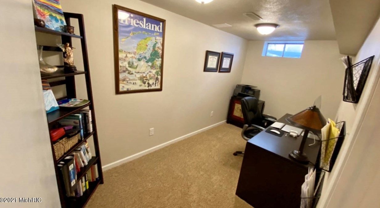 2014 Orchard Dr, Stevensville MI  49127-9569 exterior