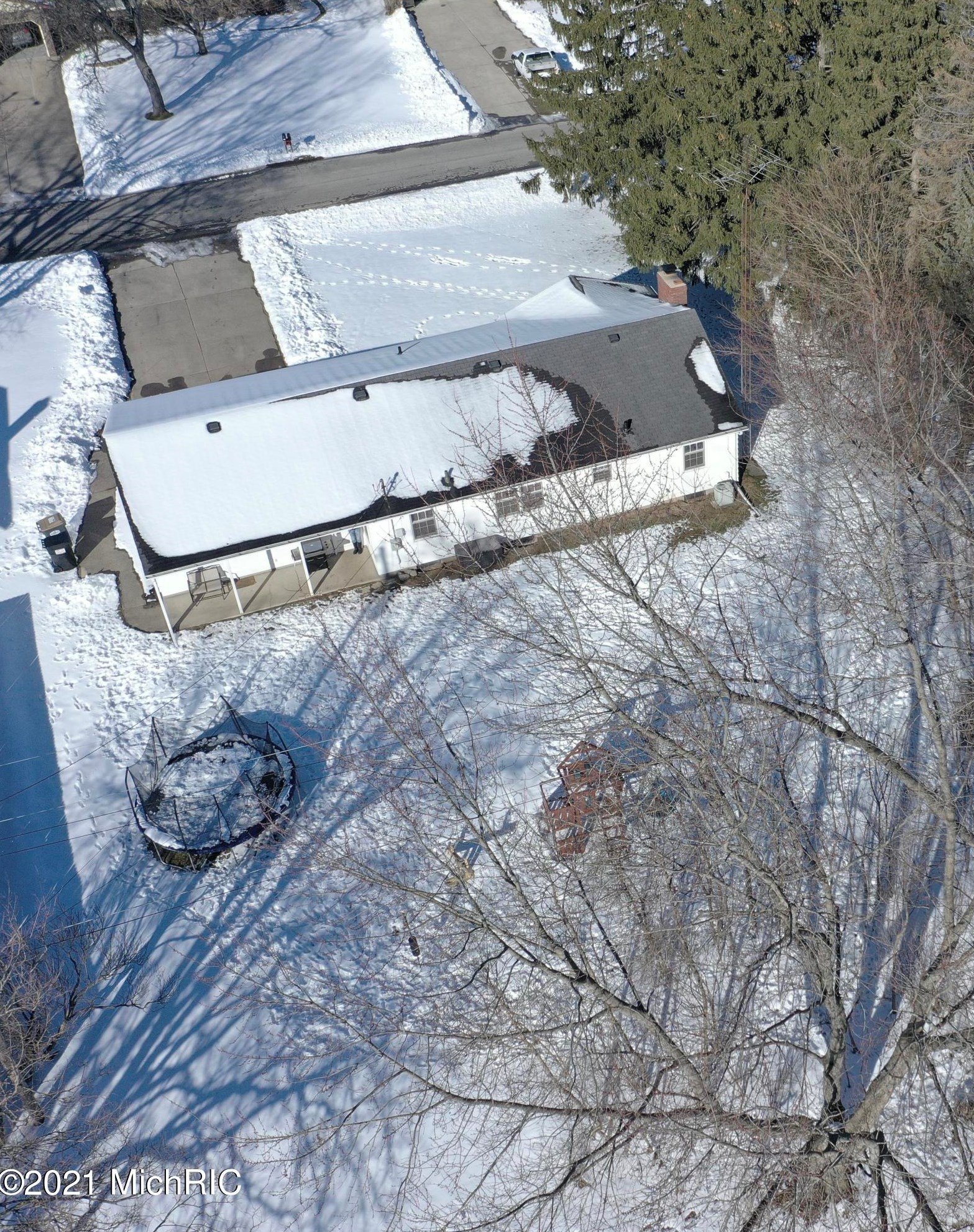 2014 Orchard Dr, Stevensville MI  49127-9569 exterior