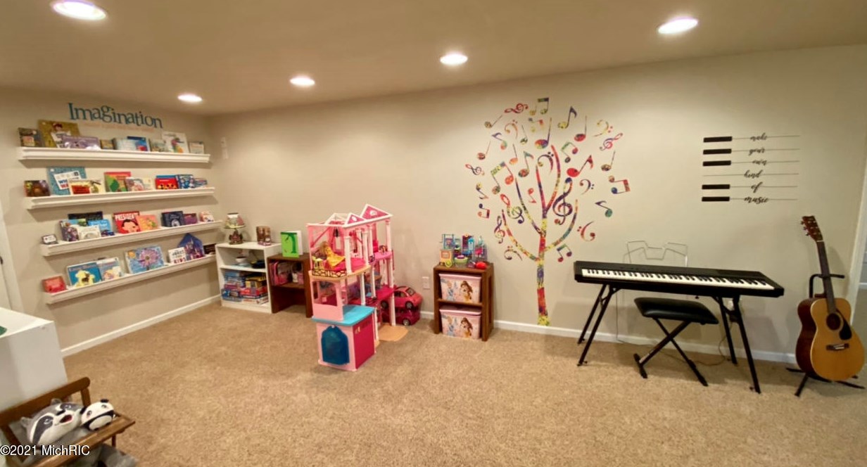 2014 Orchard Dr, Stevensville MI  49127-9569 exterior