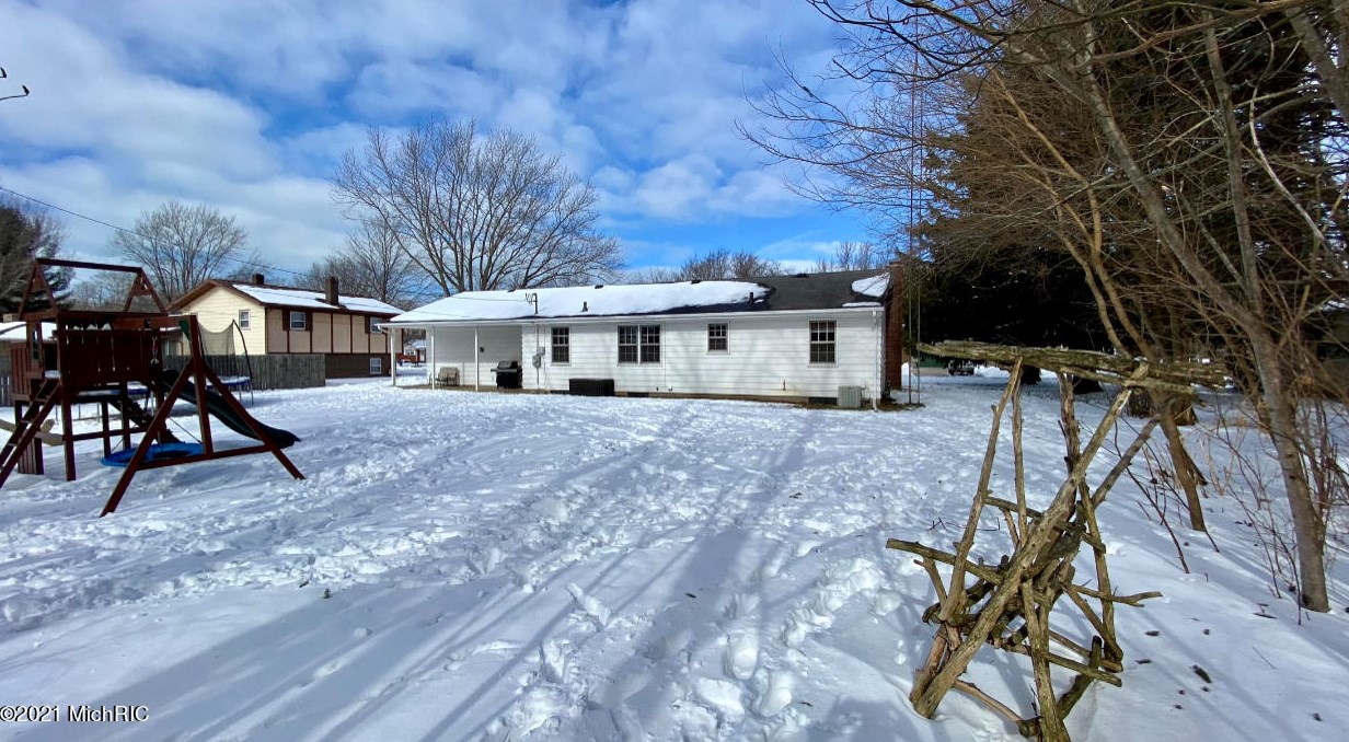 2014 Orchard Dr, Stevensville MI  49127-9569 exterior