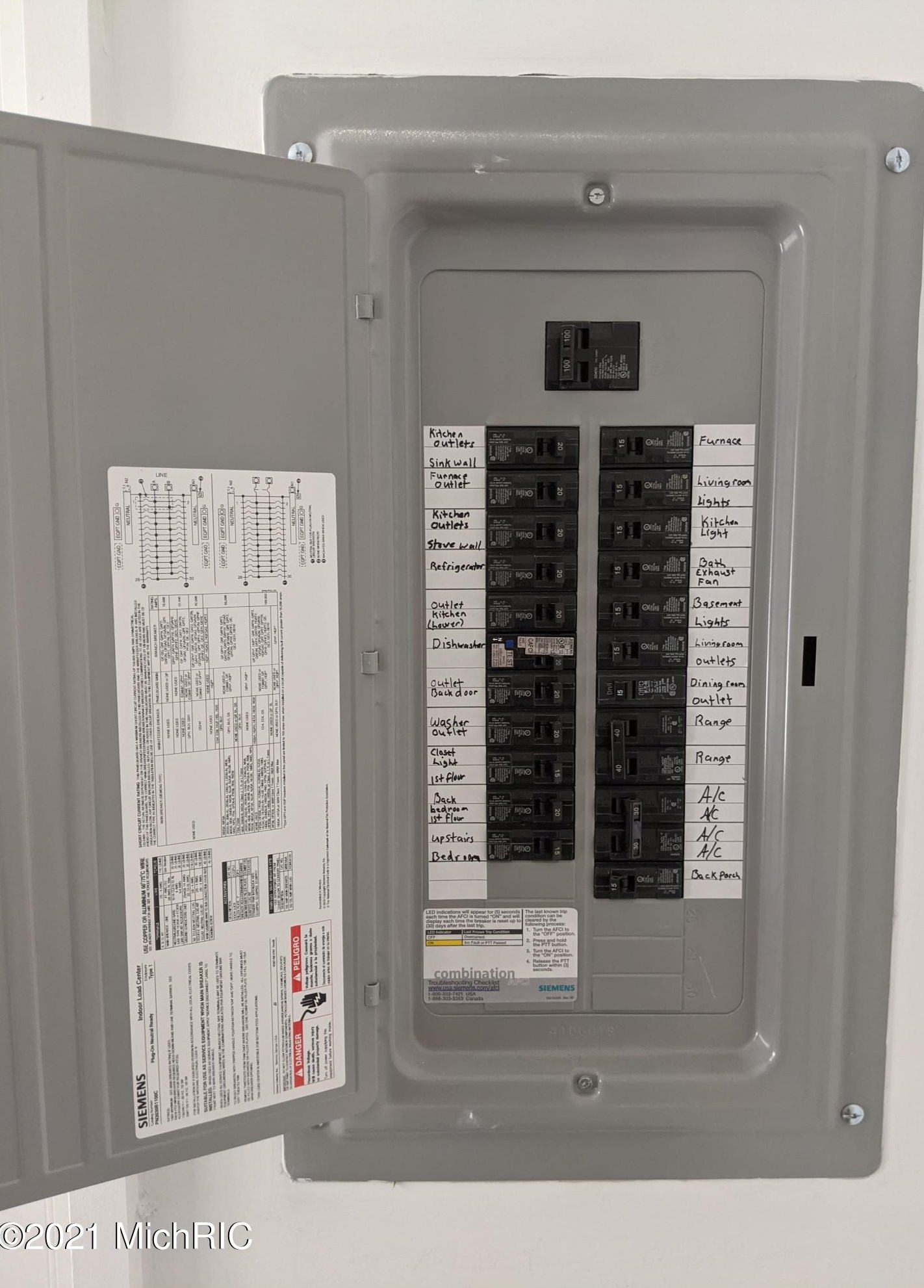 1017 Regent St, Niles MI 49120-2645 exterior