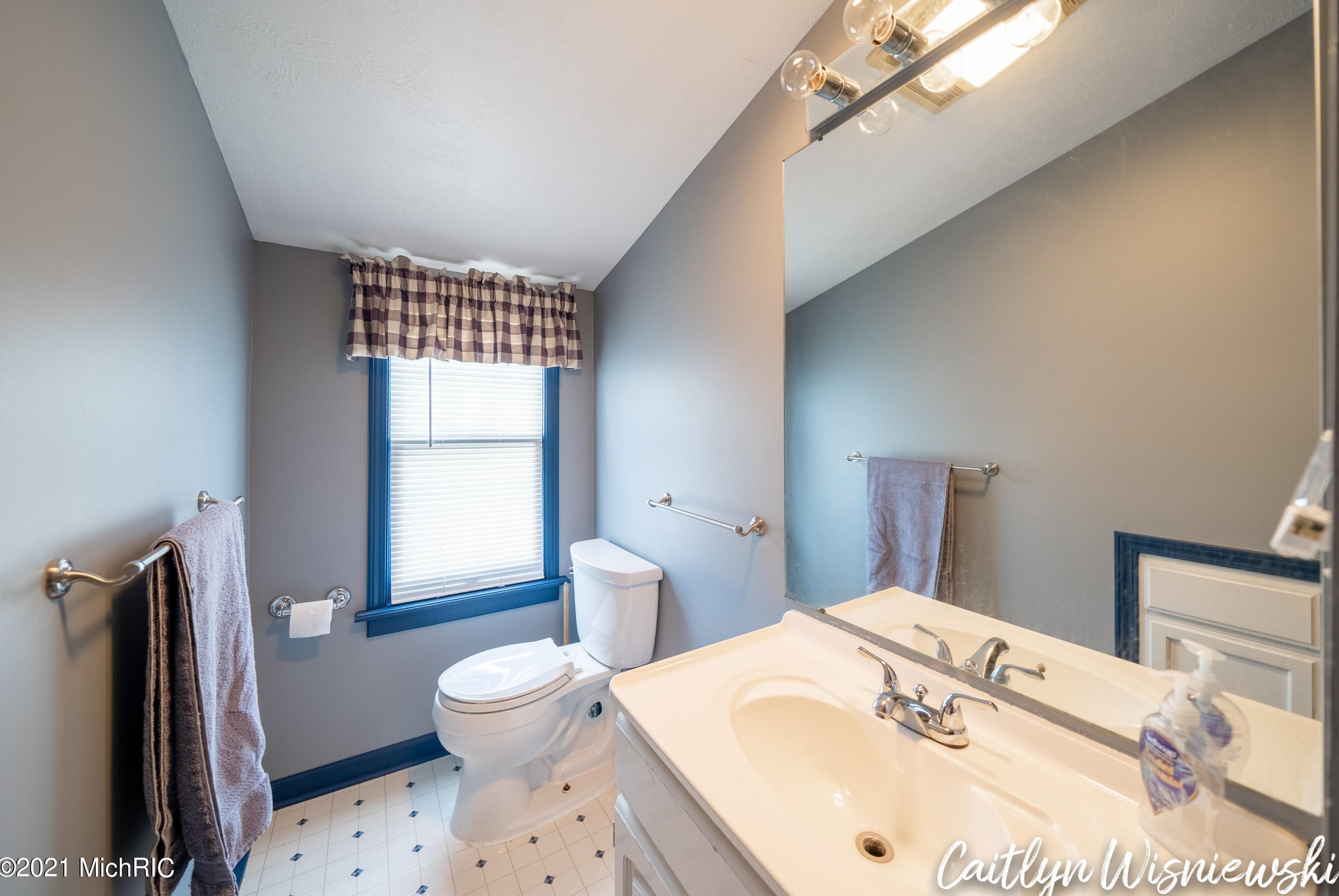 941 Northlawn St, Grand Rapids MI 49505-3717 exterior