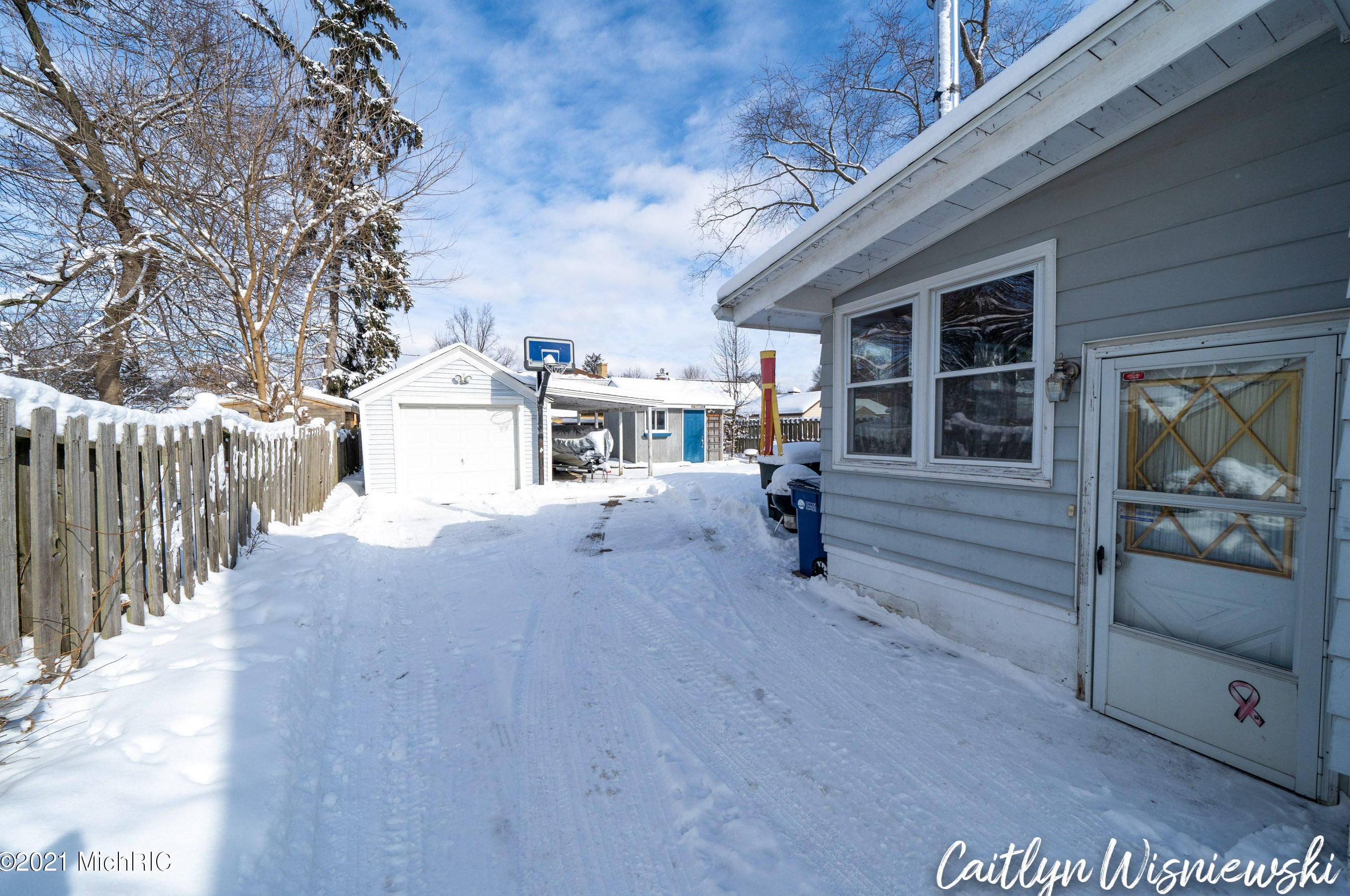 941 Northlawn St, Grand Rapids MI 49505-3717 exterior