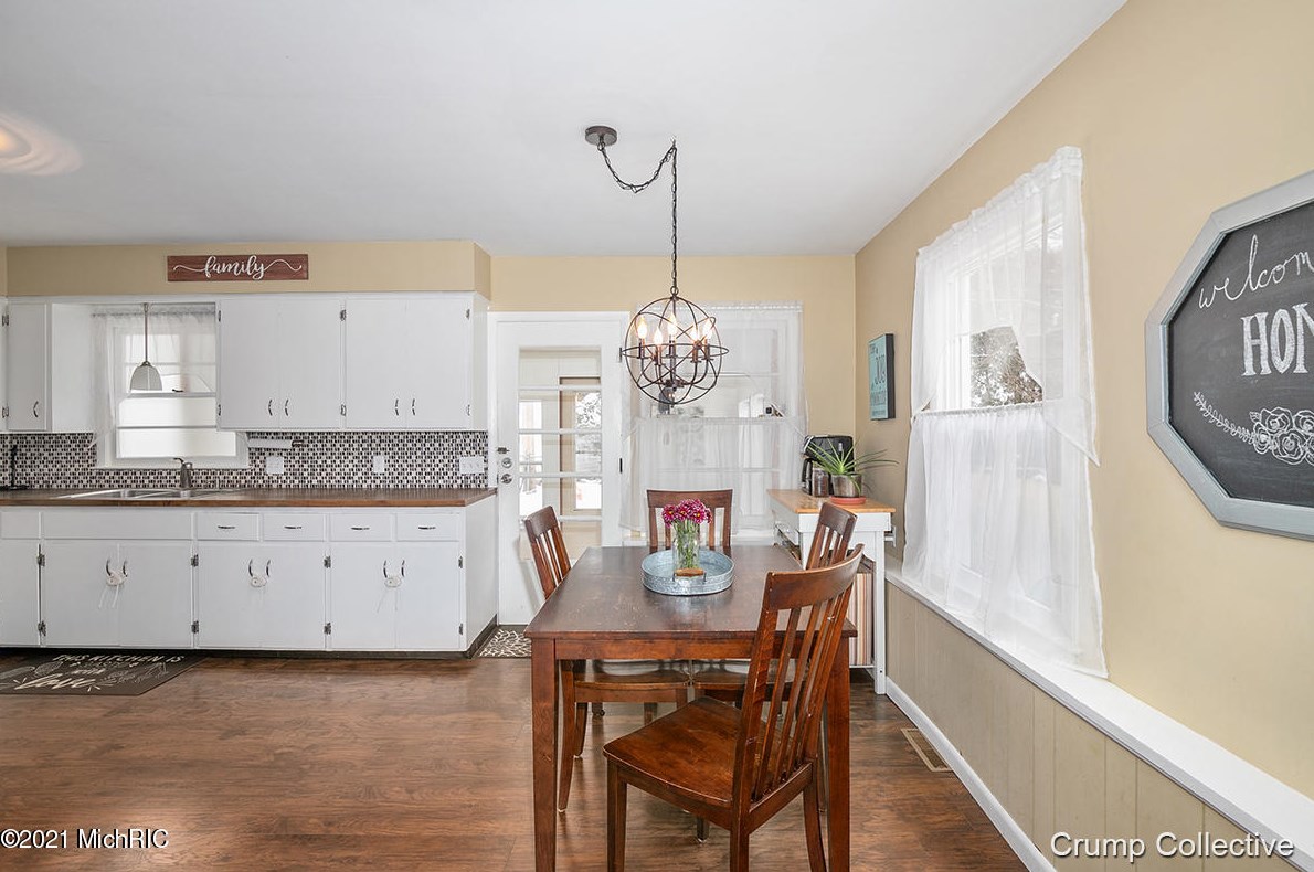 1062 Lockridge Dr, Grand Rapids MI 49505-4841 exterior