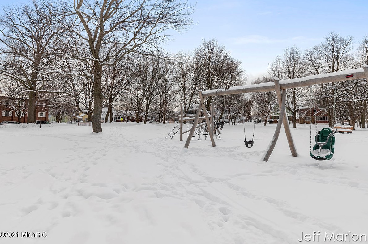 222 Valley Ave, Grand Rapids MI 49504-5469 exterior