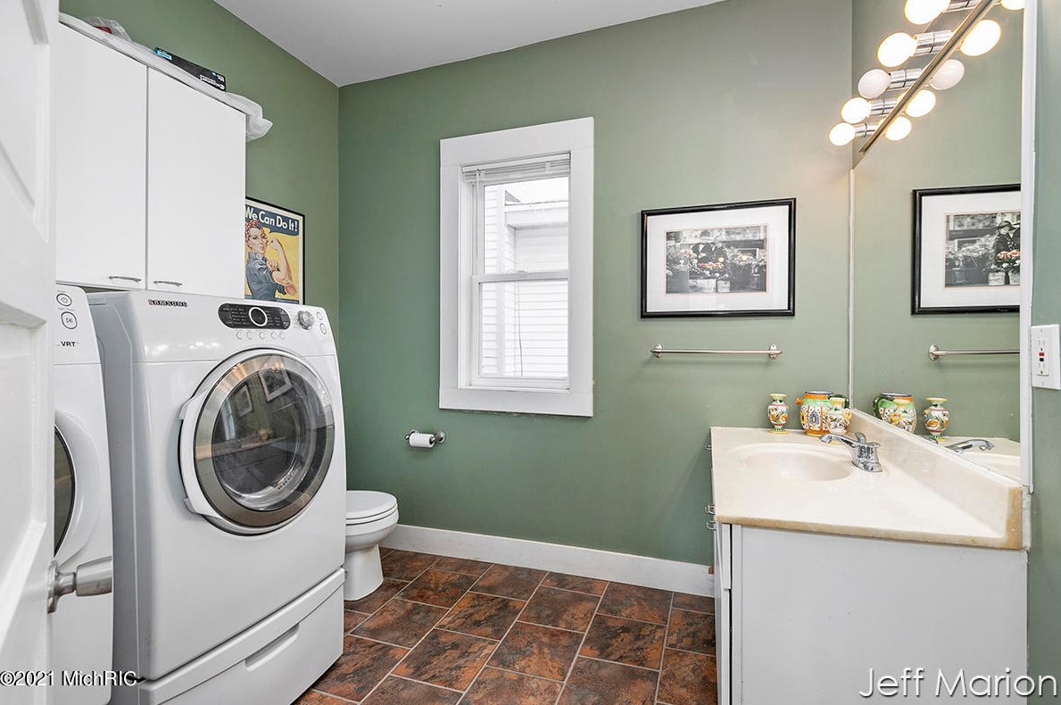 222 Valley Ave, Grand Rapids MI 49504-5469 exterior