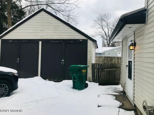 742 Maple St, Niles MI 49120-3256 exterior