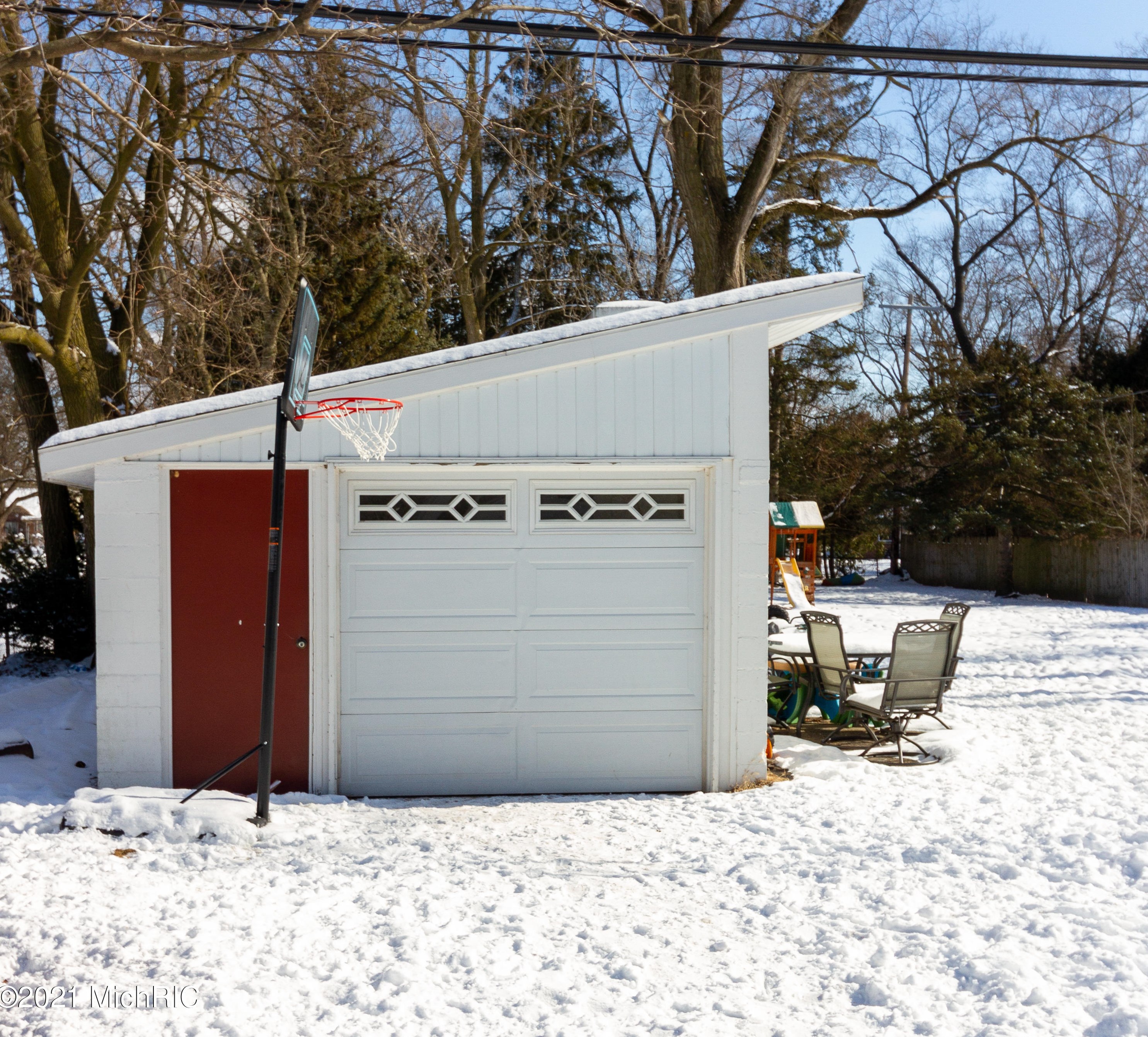 17558 Macarthur, Detroit MI 48240-1946 exterior