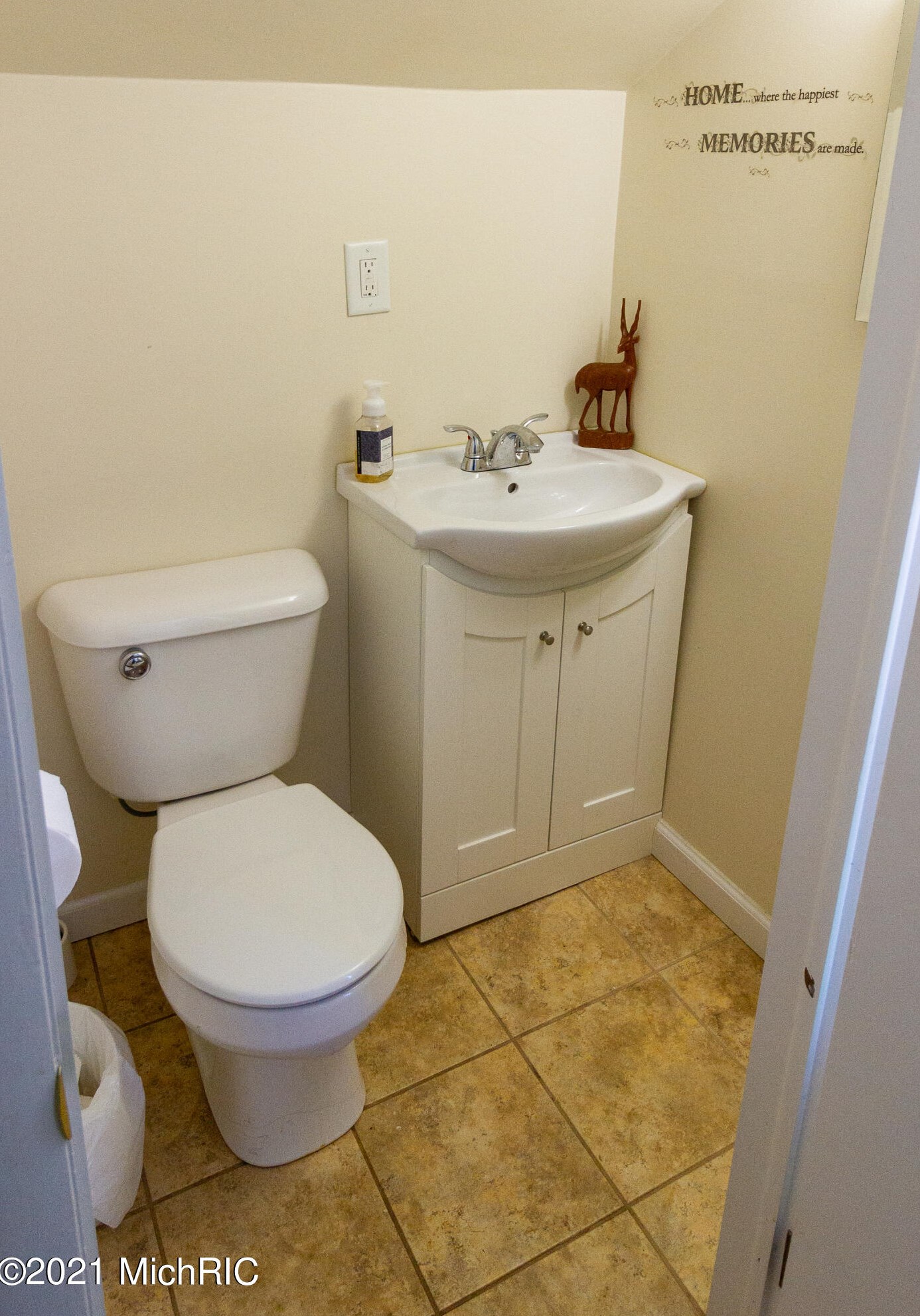 17558 Macarthur, Detroit MI 48240-1946 exterior