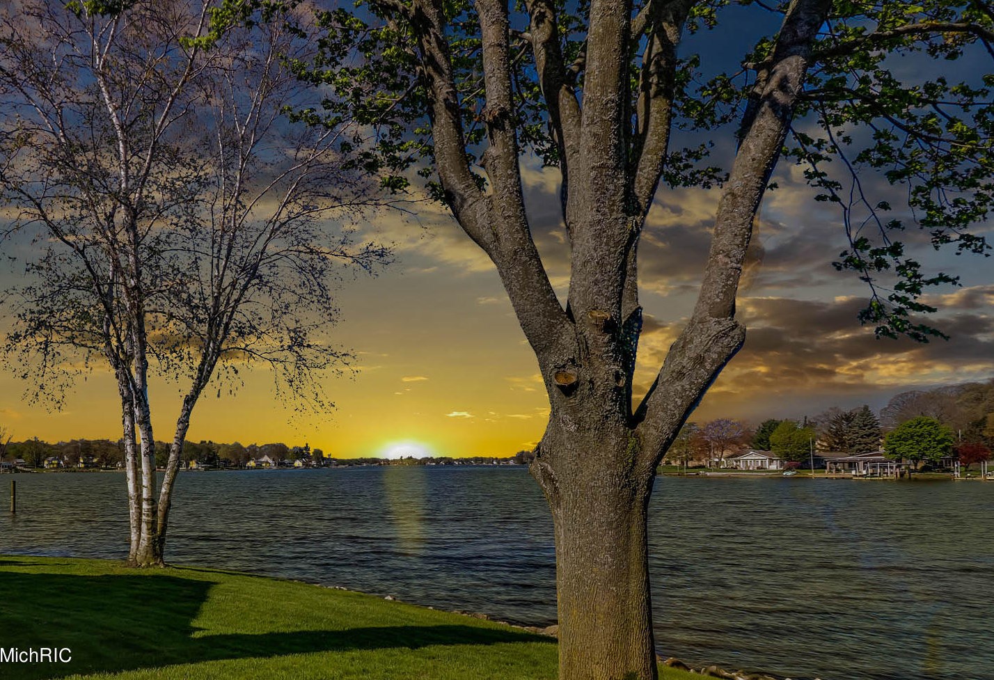 17525 Fruitport Rd, Spring Lake MI 49456-1879 exterior