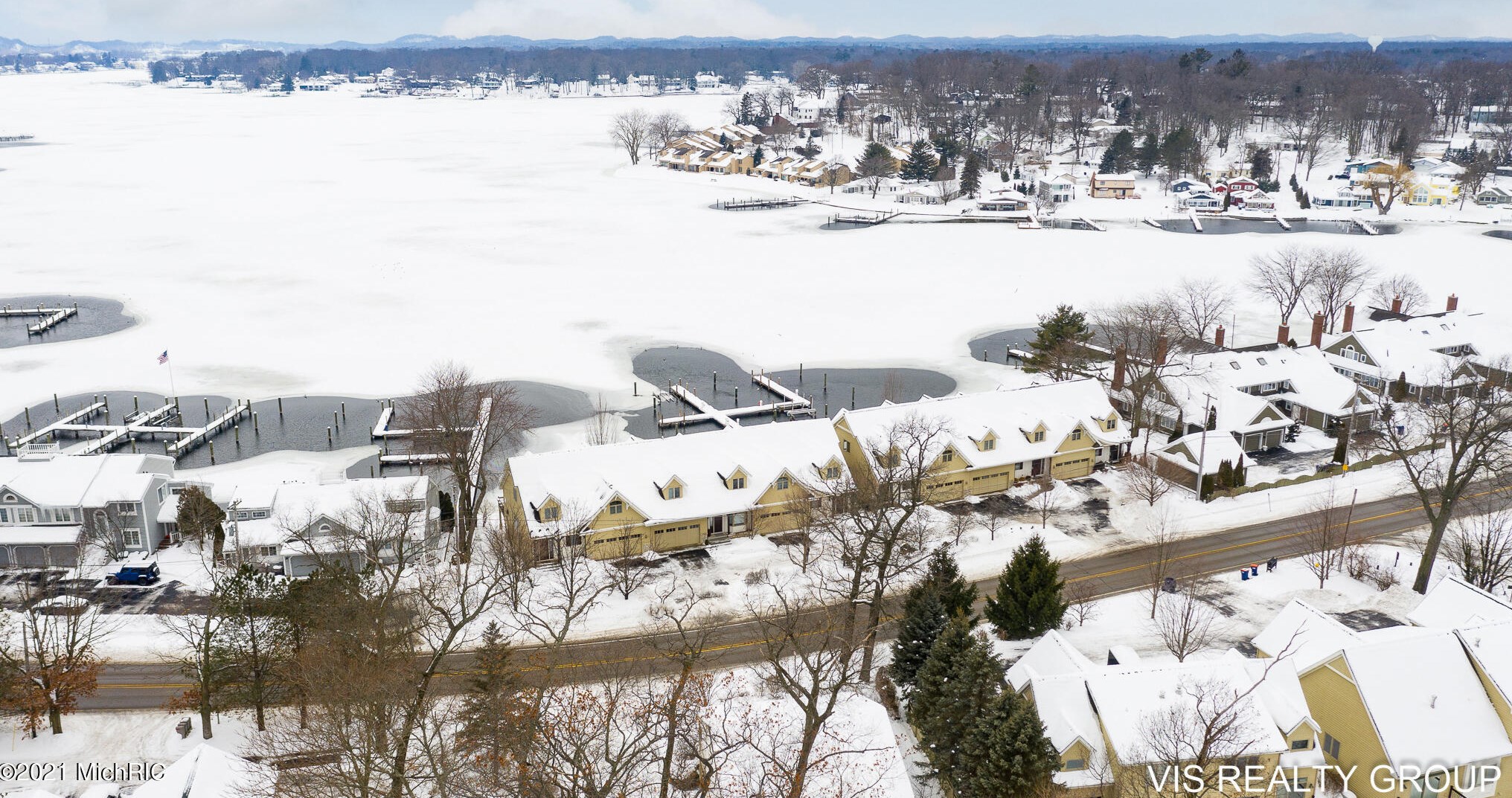 17525 Fruitport Rd, Spring Lake MI 49456-1879 exterior