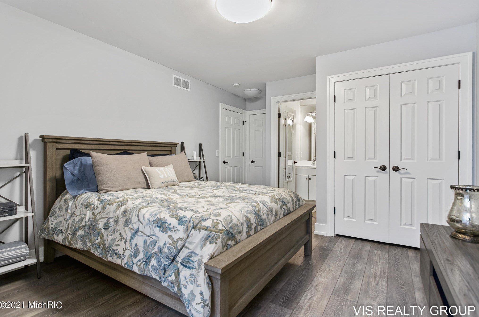 17525 Fruitport Rd, Spring Lake MI 49456-1879 exterior