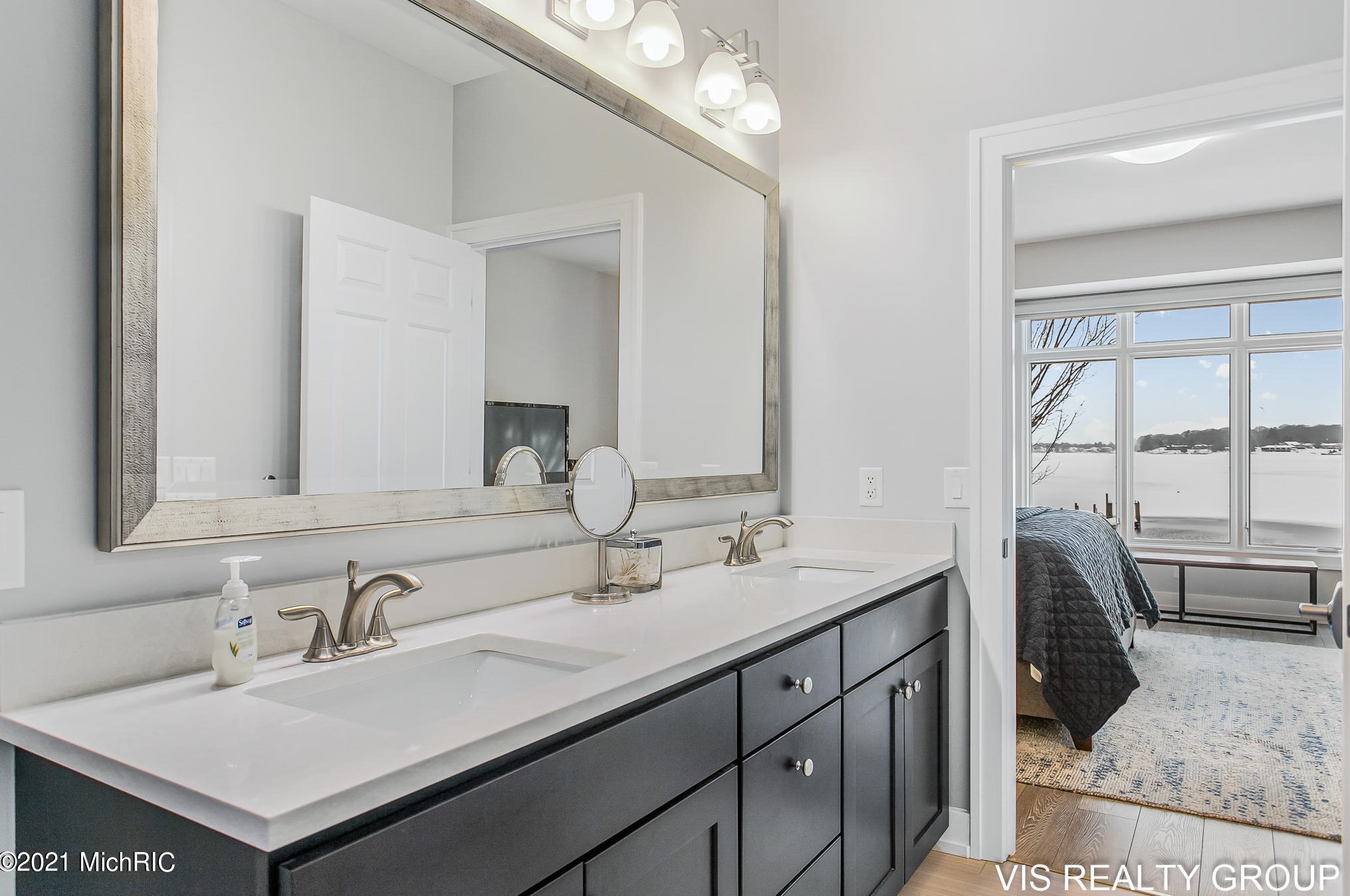 17525 Fruitport Rd, Spring Lake MI 49456-1879 exterior