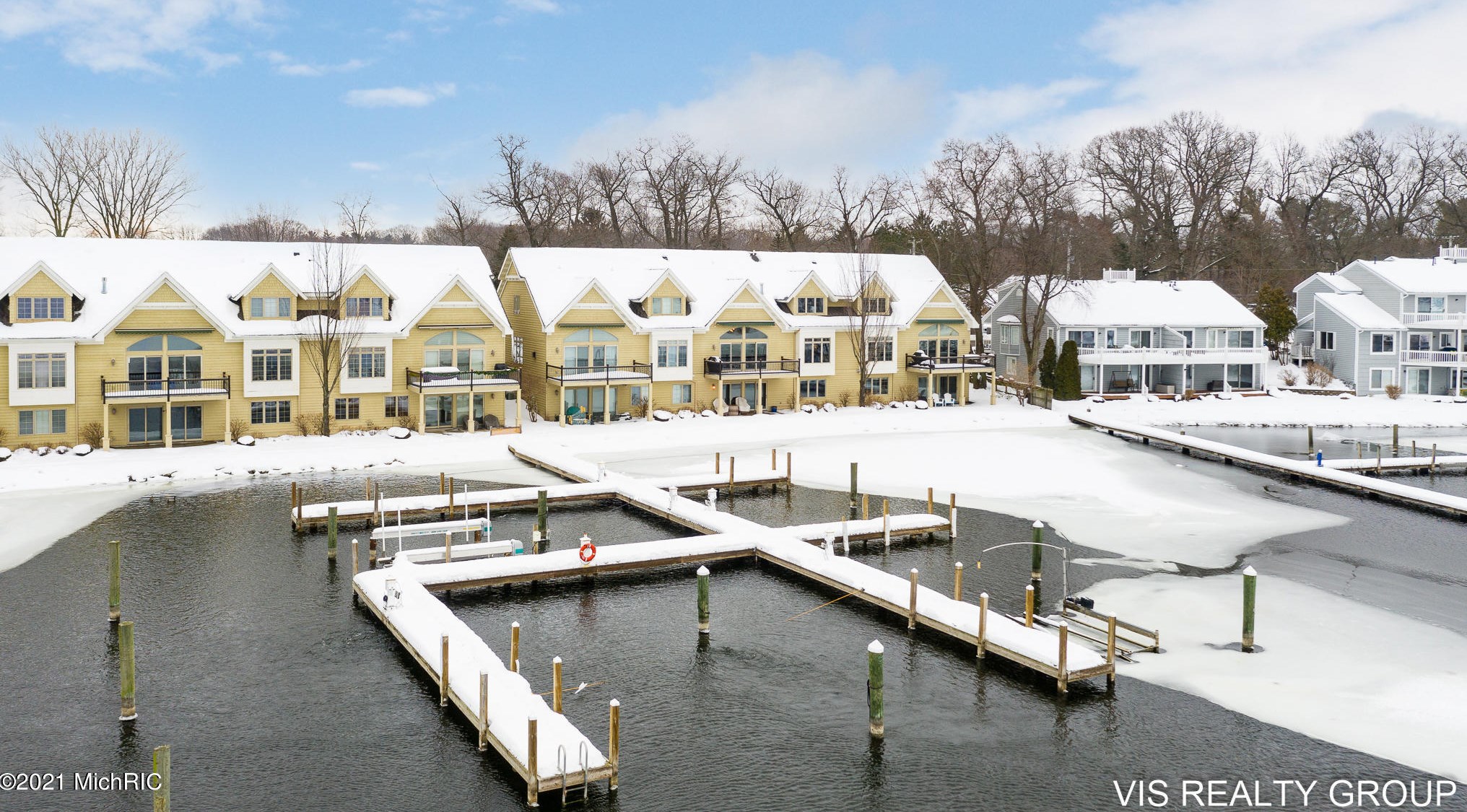 17525 Fruitport Rd, Spring Lake MI 49456-1879 exterior