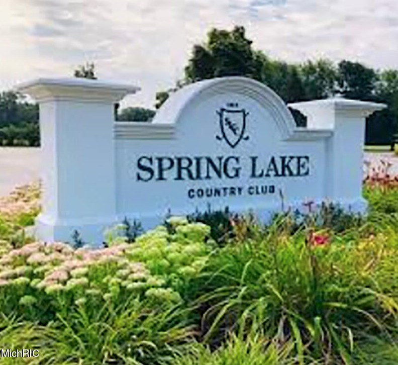 17525 Fruitport Rd, Spring Lake MI 49456-1879 exterior