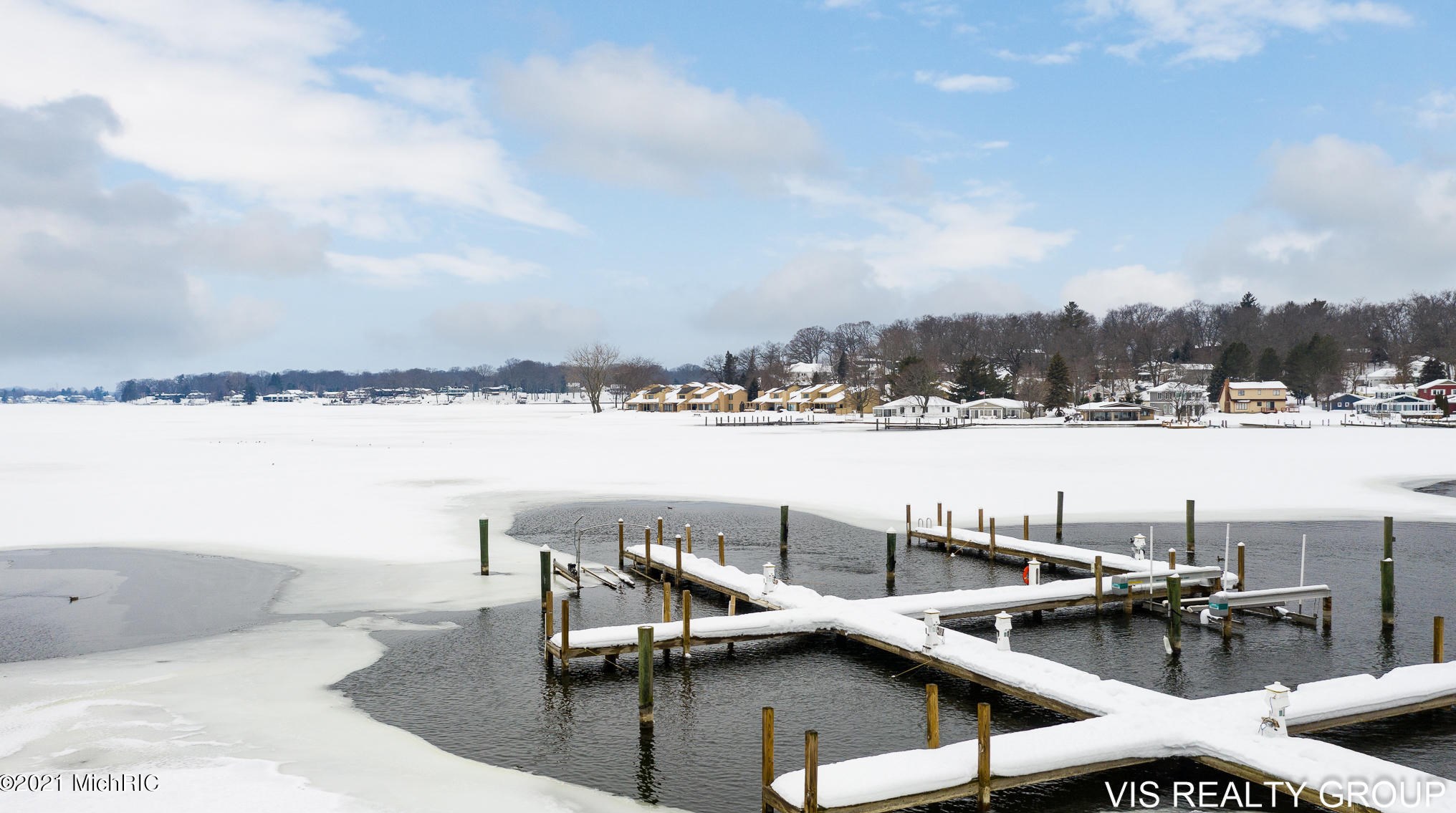 17525 Fruitport Rd, Spring Lake MI 49456-1879 exterior