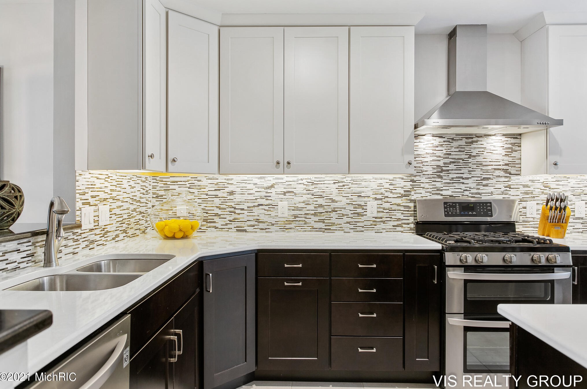 17525 Fruitport Rd, Spring Lake MI 49456-1879 exterior