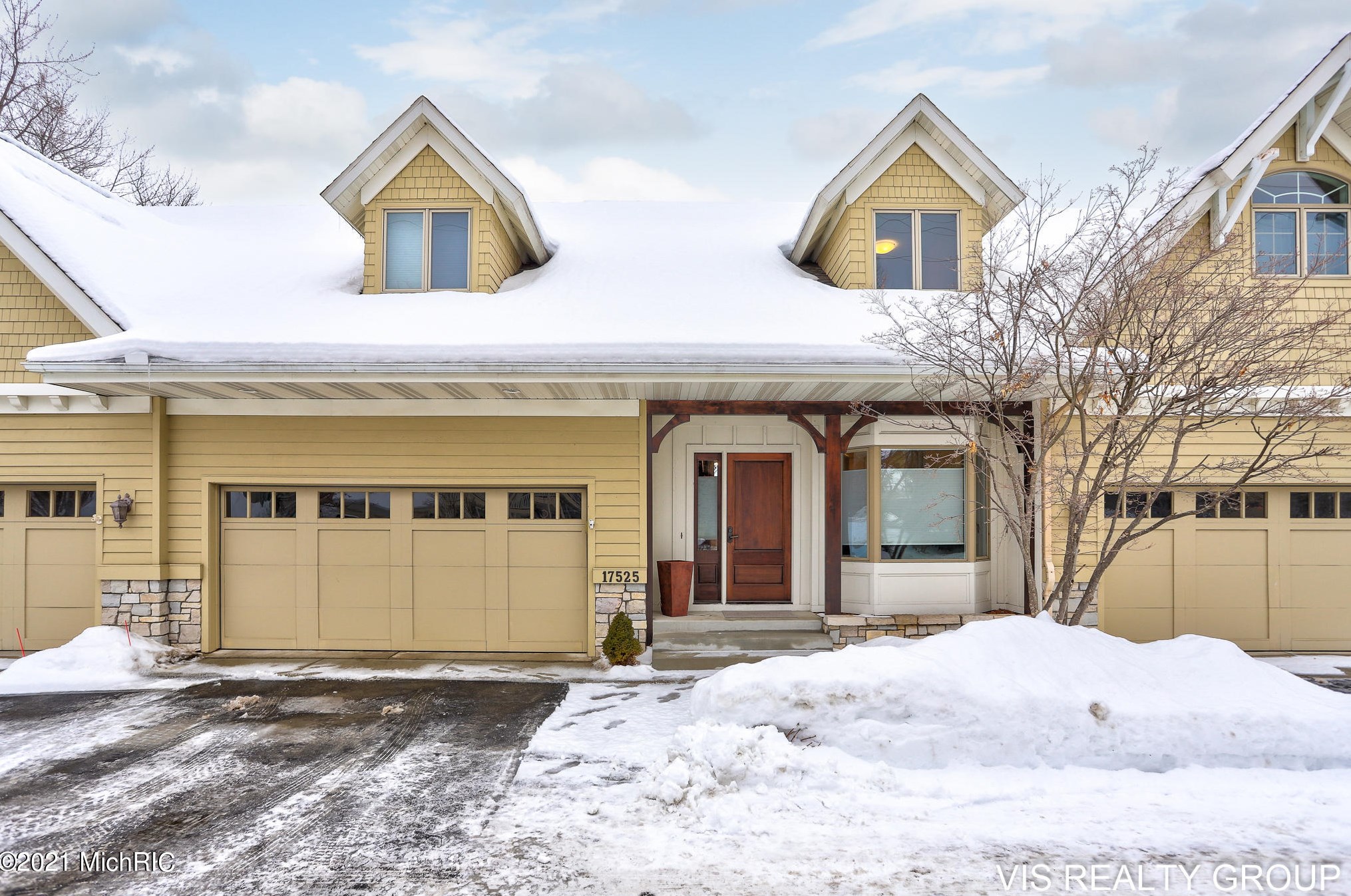 17525 Fruitport Rd, Spring Lake MI 49456-1879 exterior