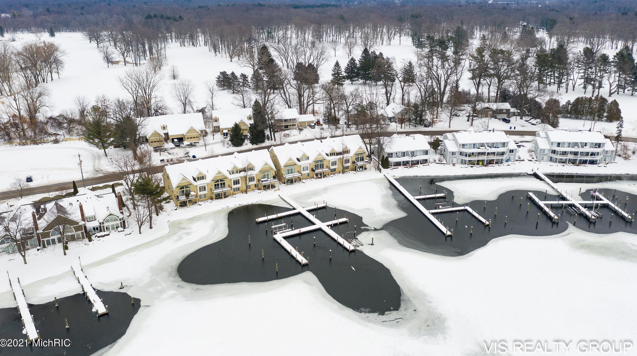 17525 Fruitport Rd, Spring Lake MI 49456-1879 exterior