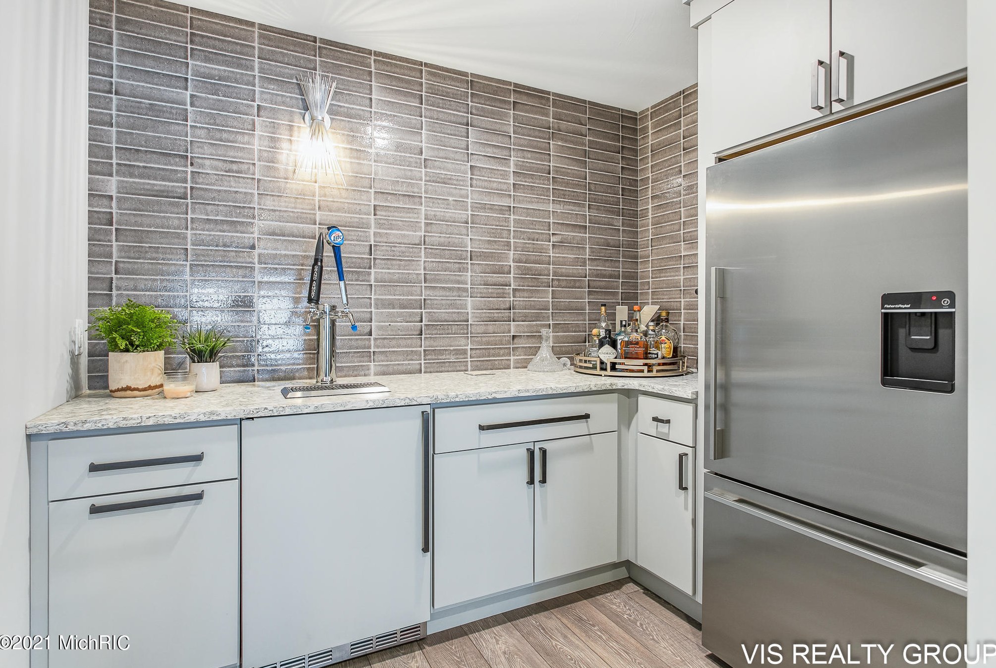 17525 Fruitport Rd, Spring Lake MI 49456-1879 exterior