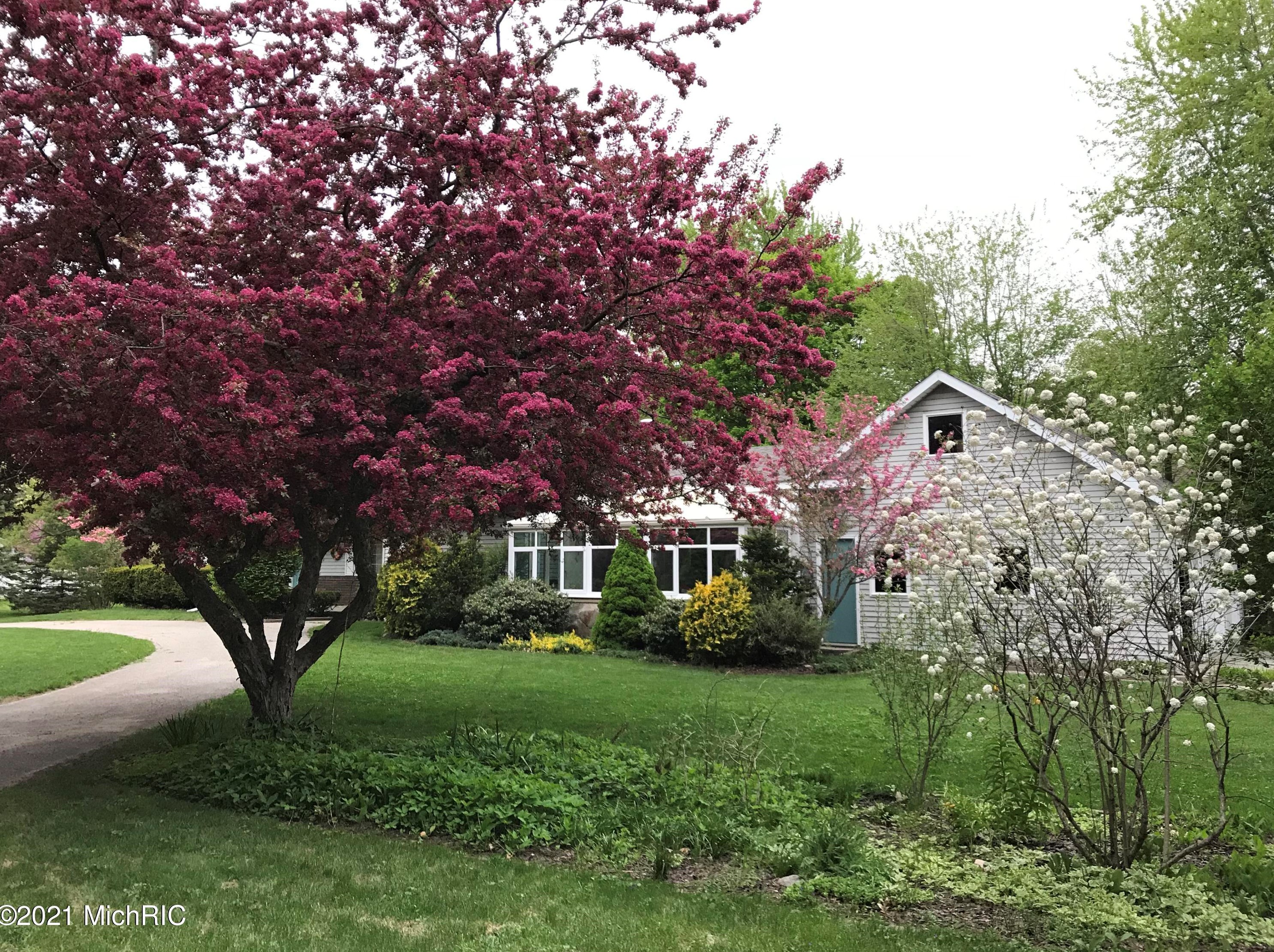 15657 Jennifer Ln, Spring Lake MI 49456-1125 exterior