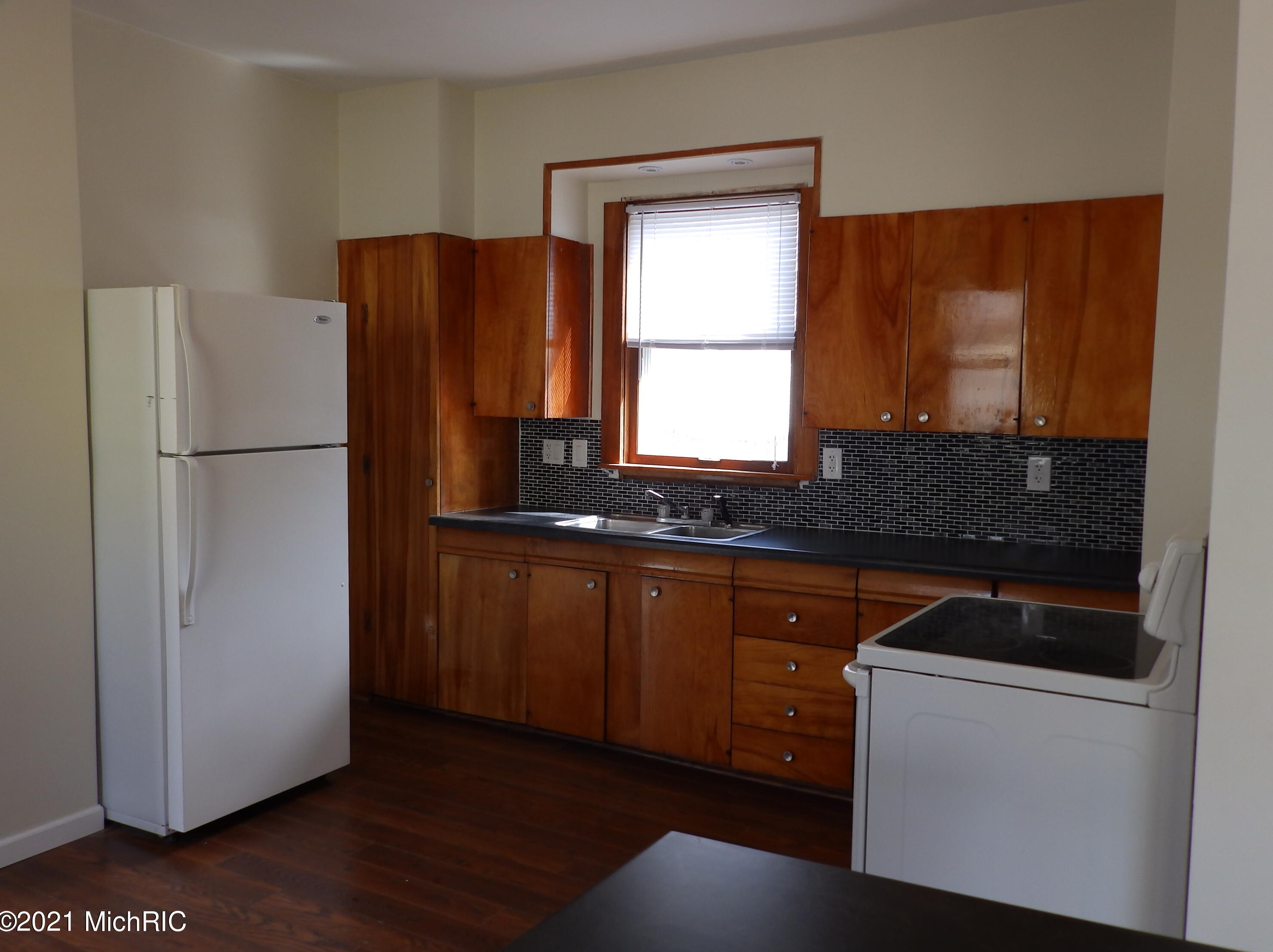 1053 Jackson St, Grand Rapids MI 49504-5481 exterior