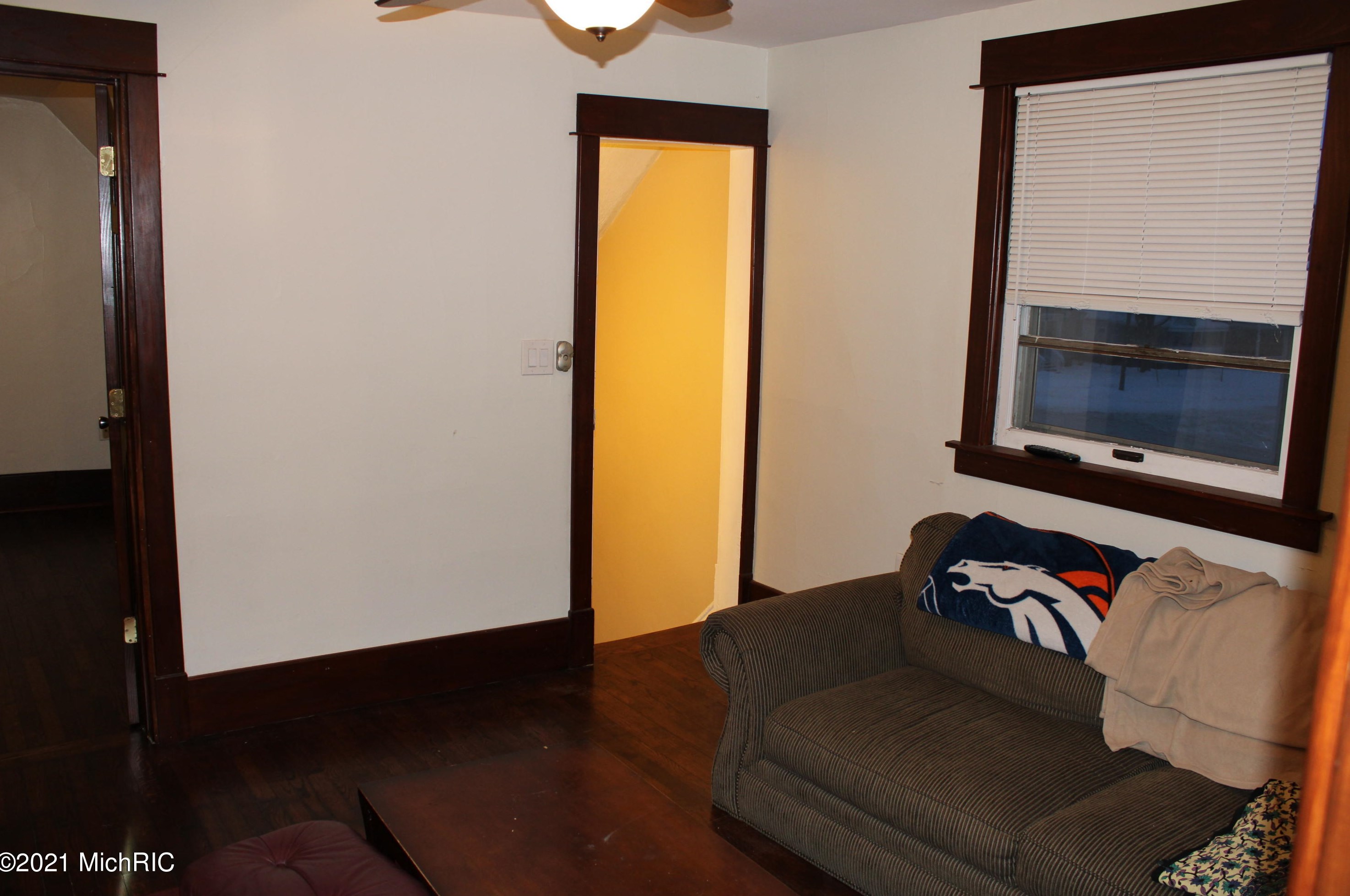 1053 Jackson St, Grand Rapids MI 49504-5481 exterior