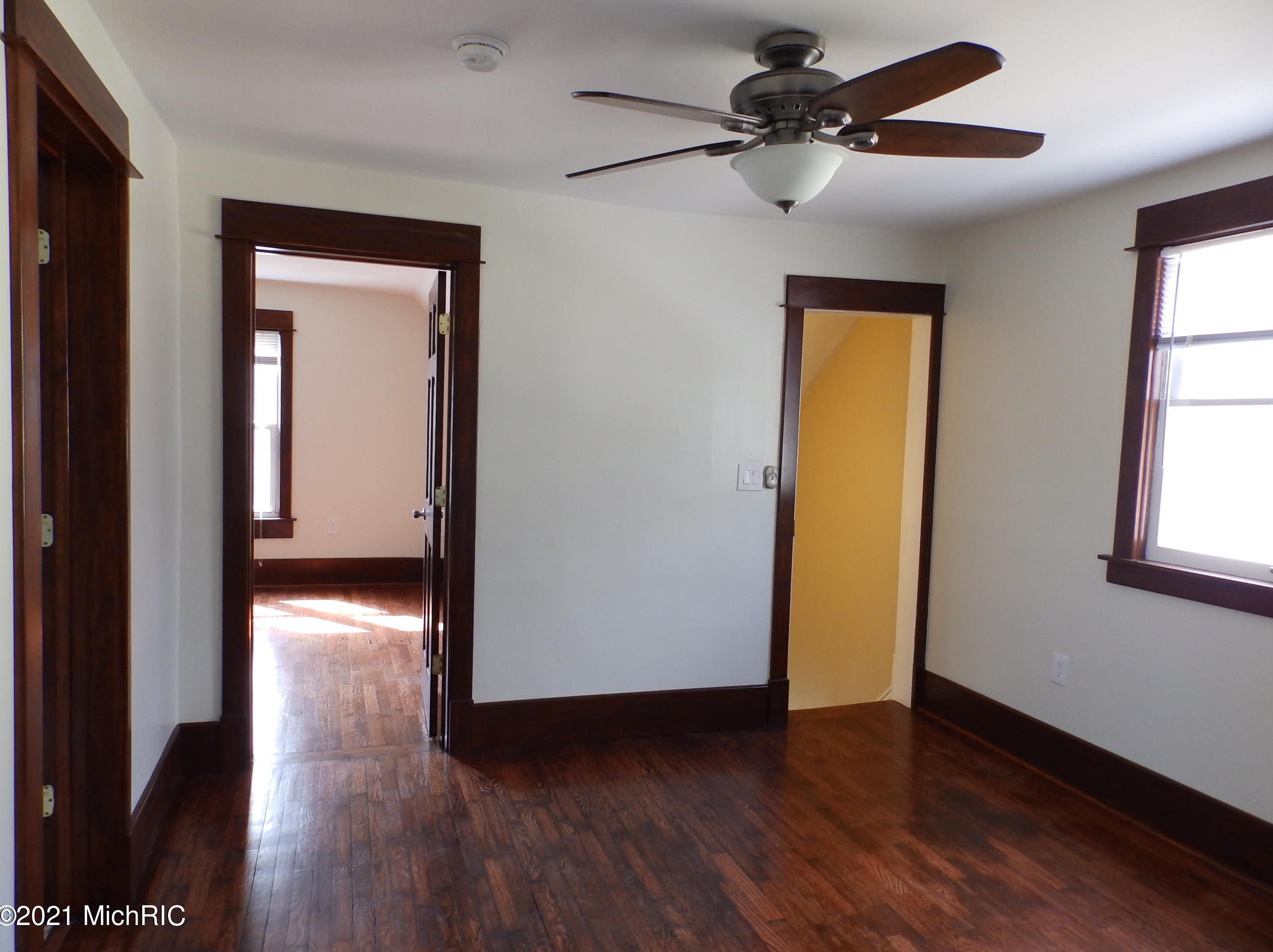 1053 Jackson St, Grand Rapids MI 49504-5481 exterior