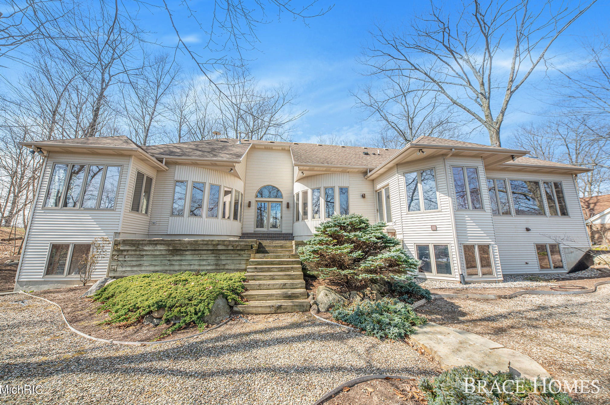 7205 60th St, Grand Rapids MI  49512-9611 exterior