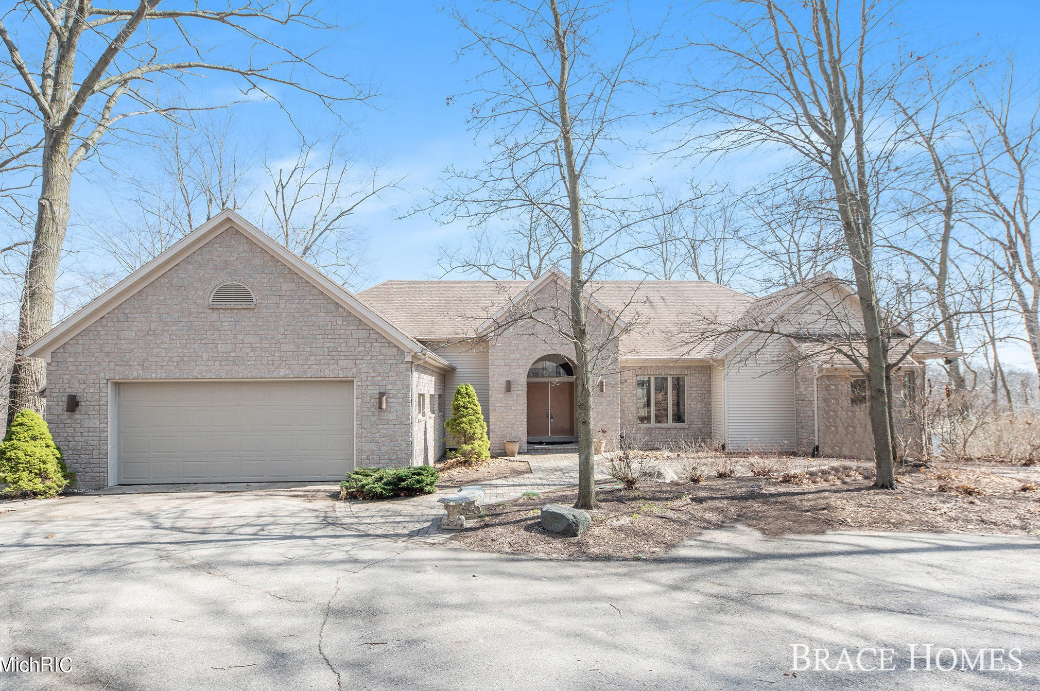 7205 60th St, Grand Rapids MI  49512-9611 exterior