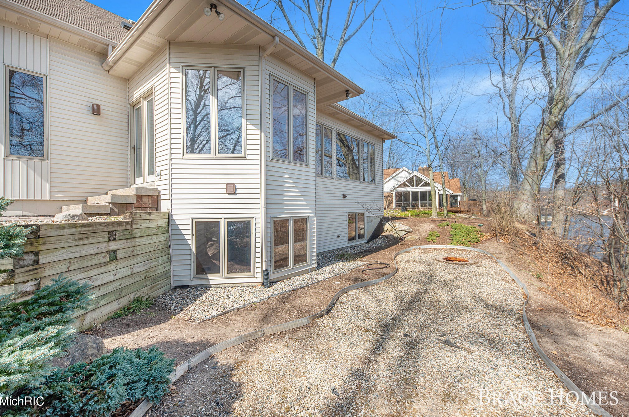 7205 60th St, Grand Rapids MI  49512-9611 exterior