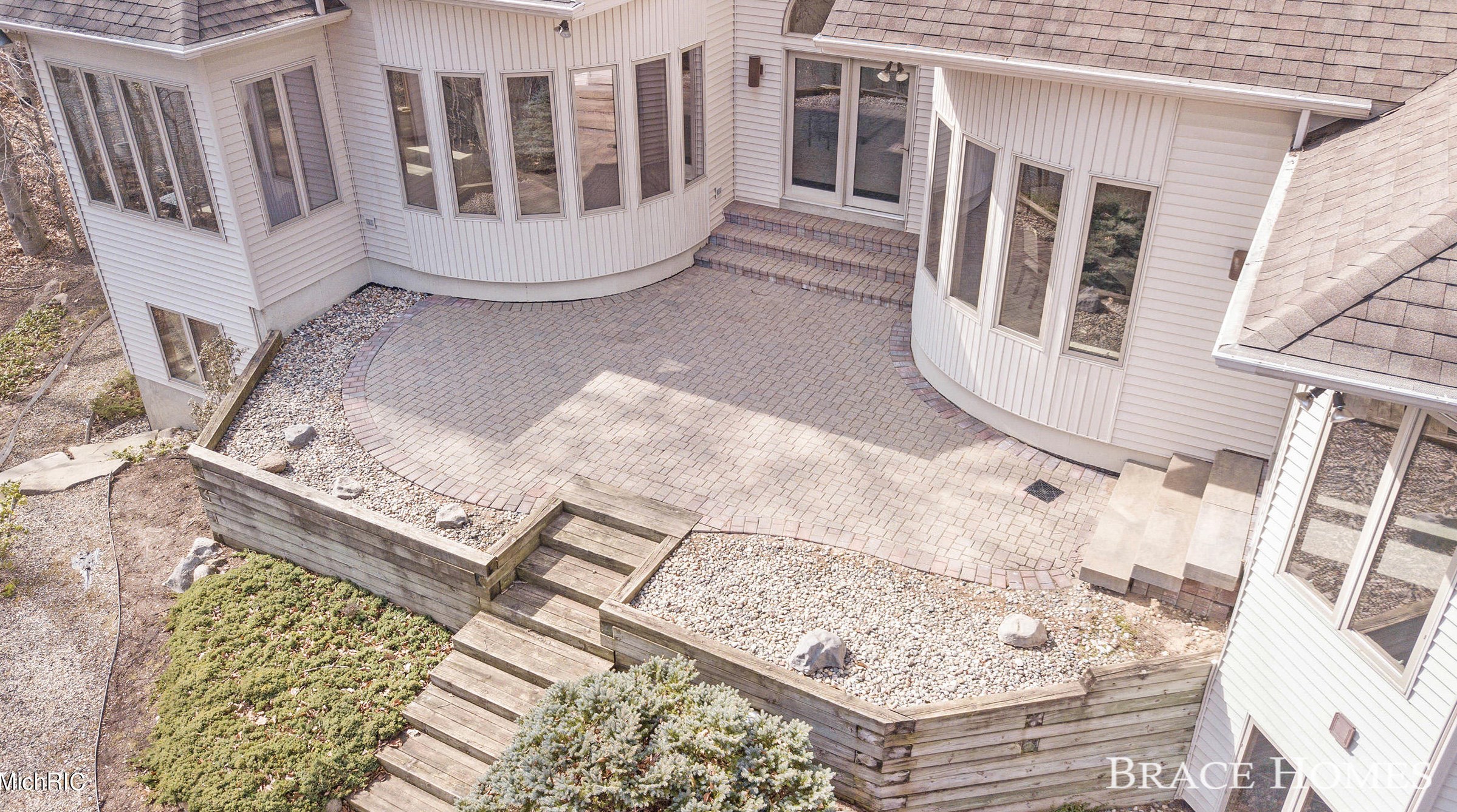 7205 60th St, Grand Rapids MI  49512-9611 exterior