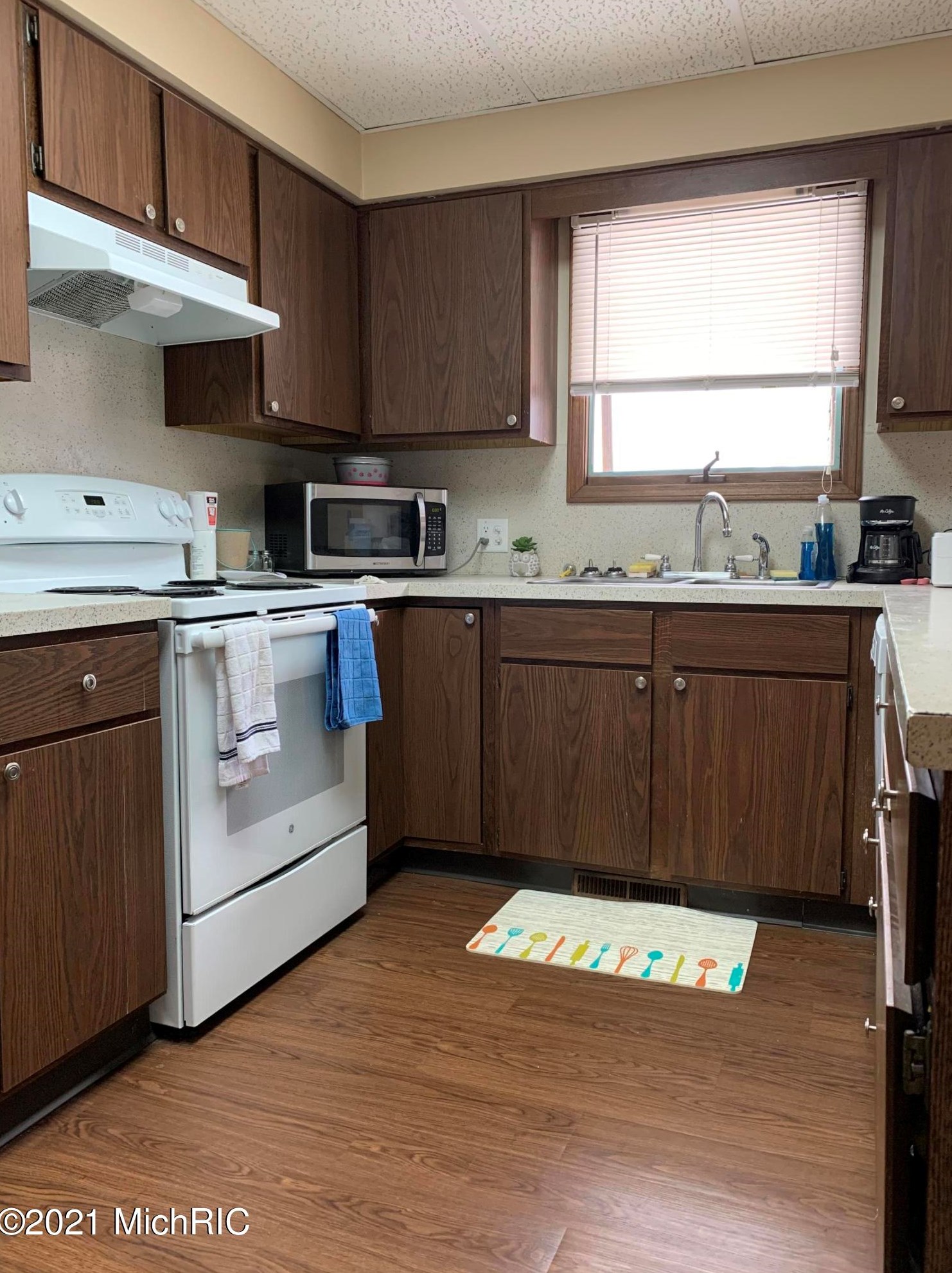 48 Anderson St, Sparta MI 49345-1204 exterior