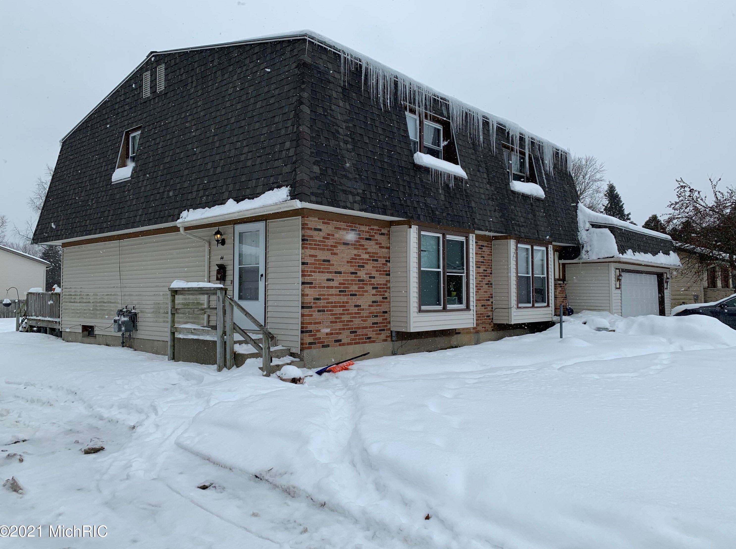 48 Anderson St, Sparta, MI 49345-1203