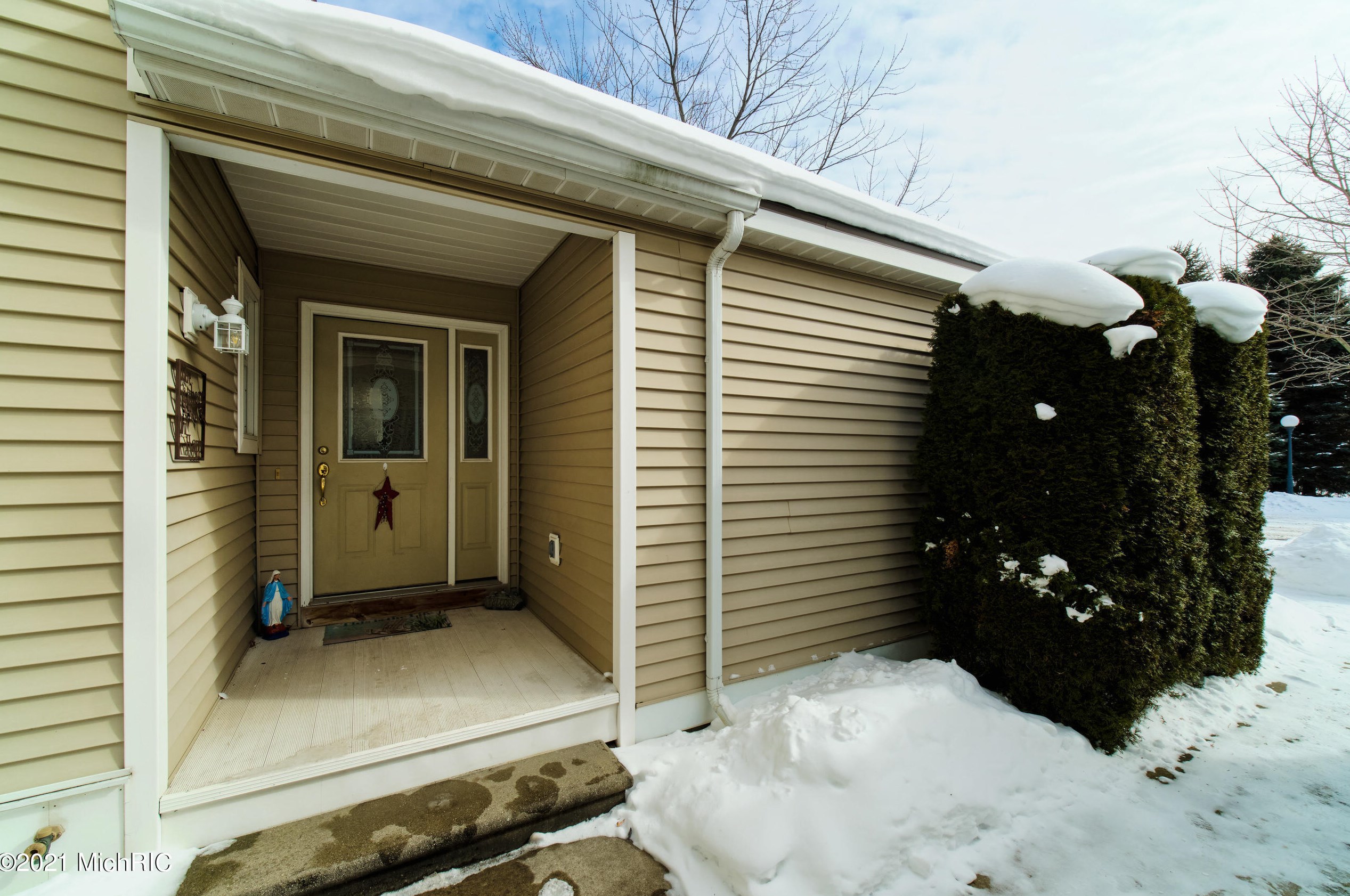 110 Charter Ct, Stronach MI 49660-3511 exterior